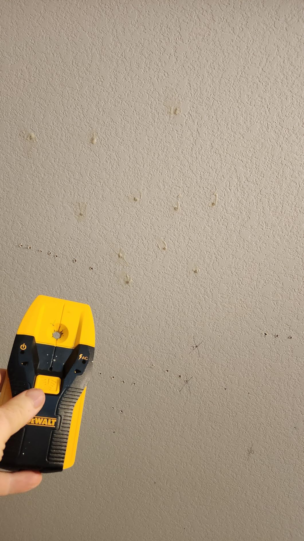 DEWALT Stud Finder, 3/4 Inch, Locate Framing Studs Efficiently with LED Arrows, Ideal for Wood and Metal, AAA Batteries Included (DW0100) customer photo 2
