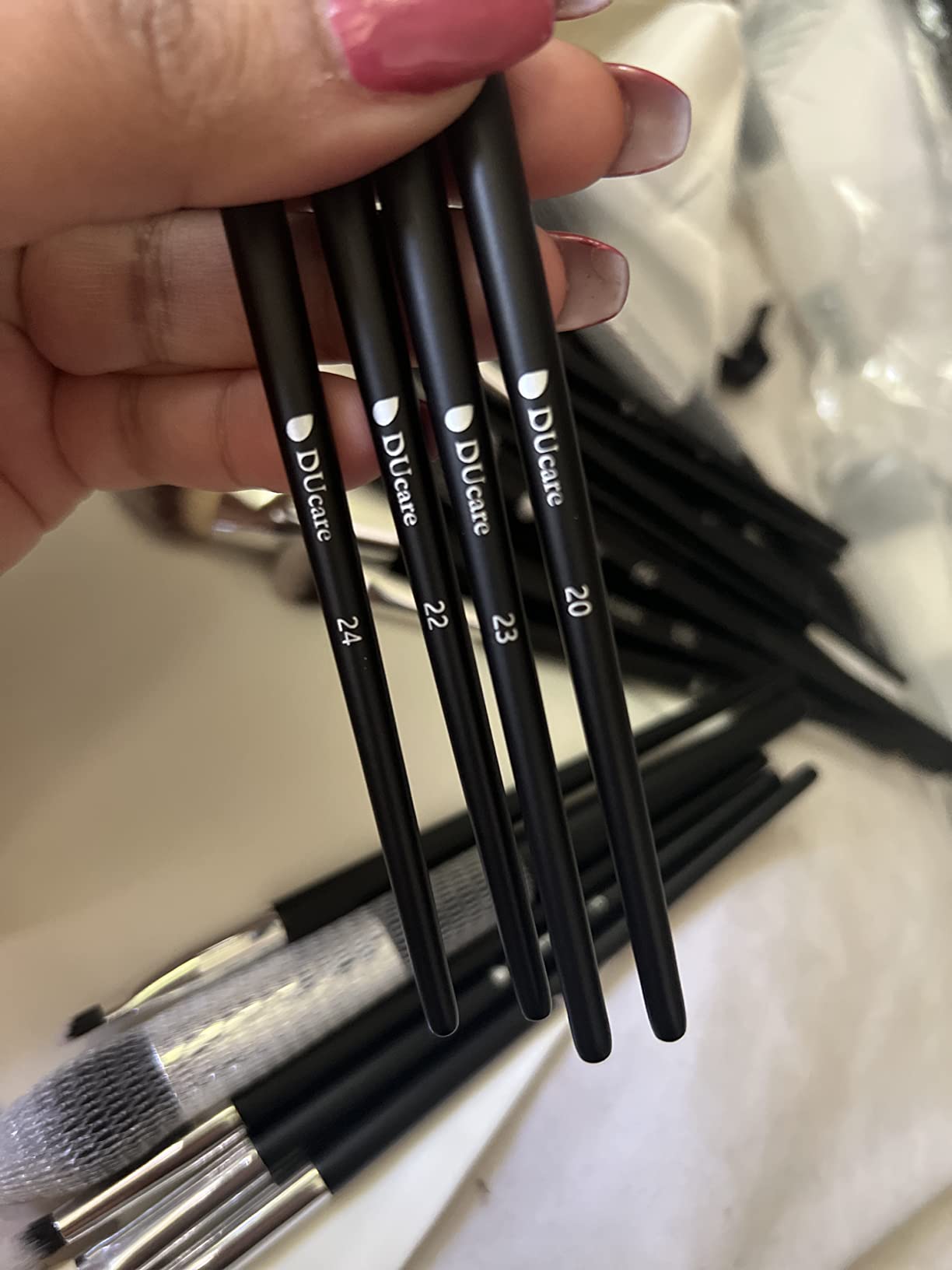 DUcare Professional Makeup Brushes Set 27Pcs Makeup Brush Set Premium Synthetic Kabuki Foundation Blending Face Powder Blush Concealers Eye Shadows Brushes customer photo 1
