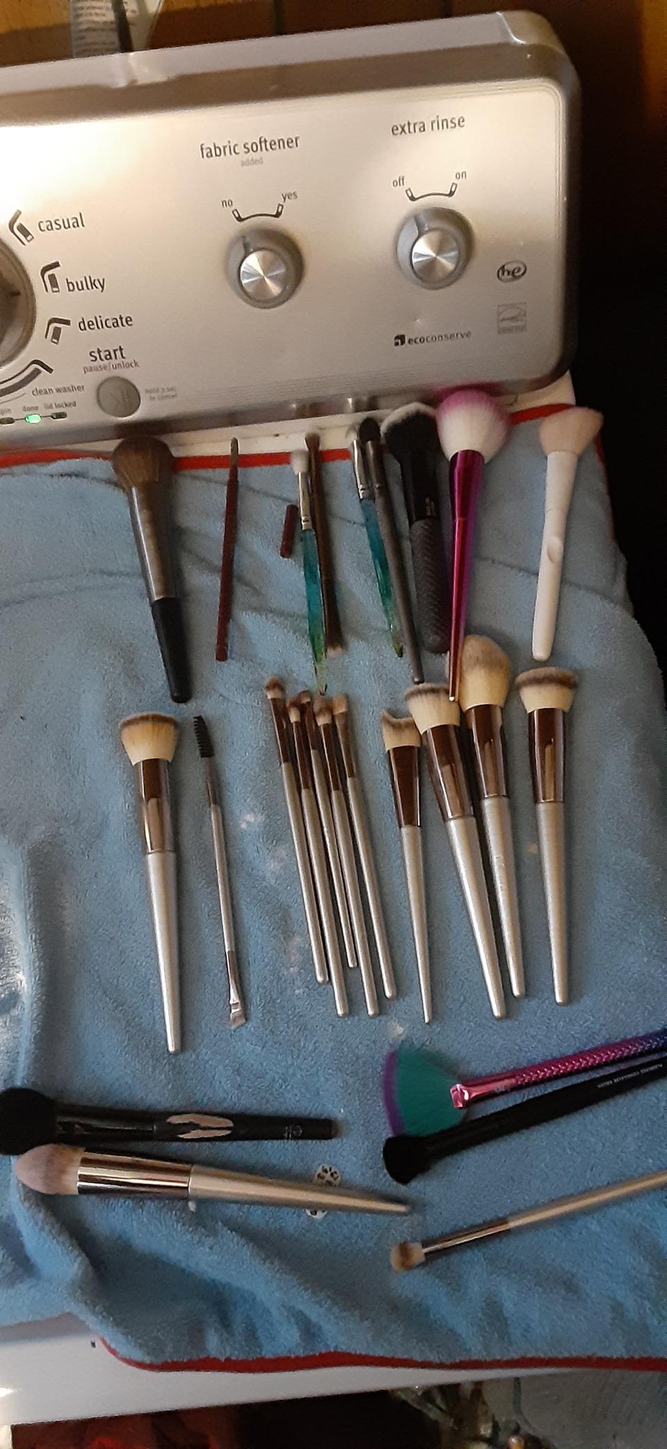 BS-MALL Makeup Brush Set 18 Pcs Professional Foundation Powder Concealers Eyeshadow Blush Synthetic Makeup Brushes with Labeled instruction Black Case Upgraded Version customer photo 1