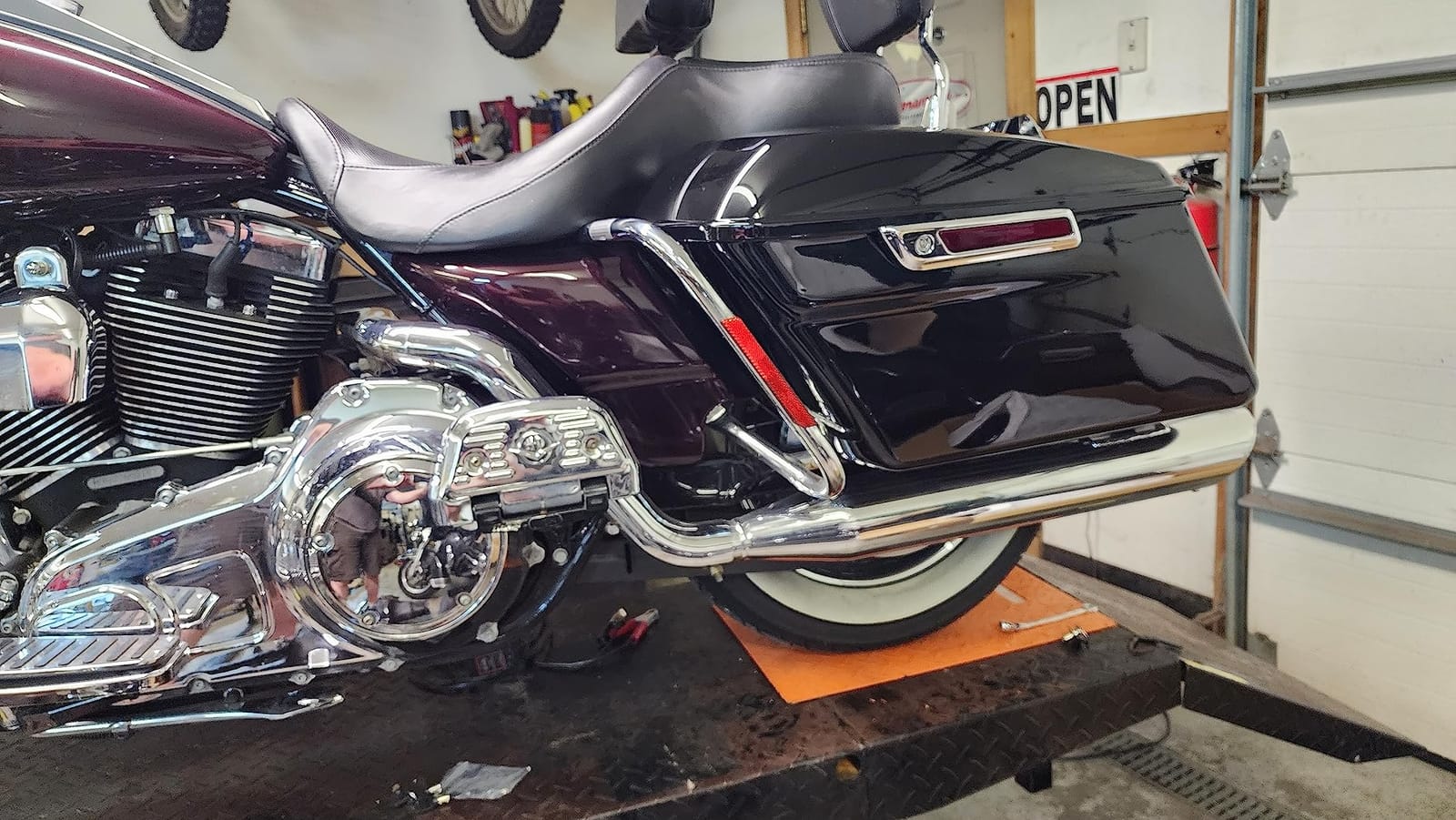 TCT-MOTORPARTS Hard Saddlebags w/Chrome Latches Keys Fit for Harley Touring Road King Street Road Electra Glide 2014-Later customer photo 1
