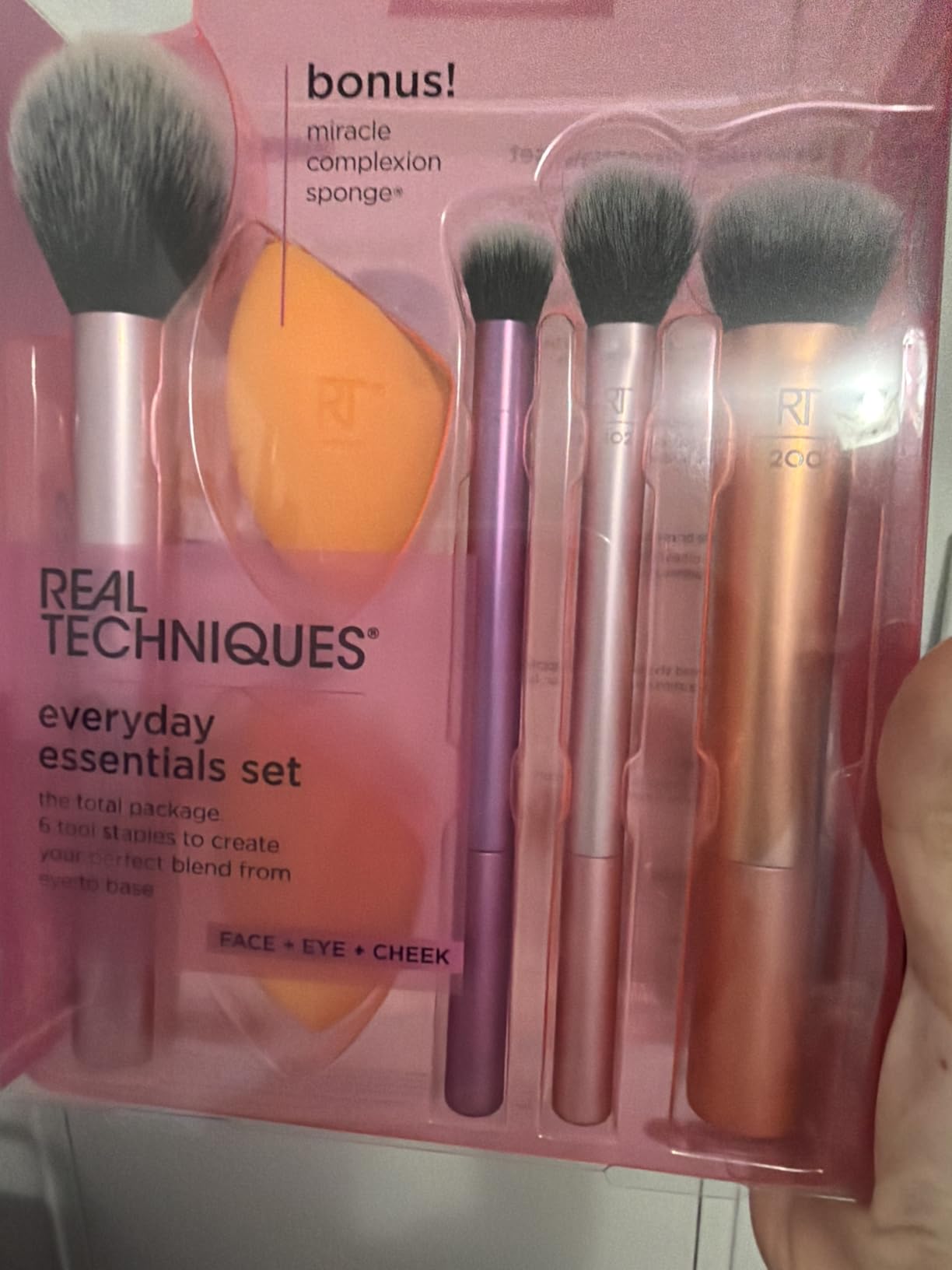 Real Techniques 6 Piece Everyday Essentials Makeup Brush Set, Includes 4 Brushes & 2 Makeup Sponges for Foundation, Blush, Bronzer, Contour, Eyeshadow & Powder, Travel Gift Set, Cruelty-Free & Vegan customer photo 2