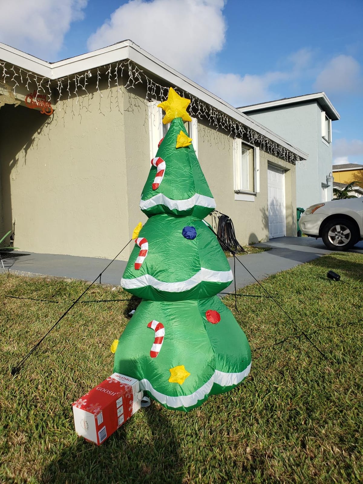 GOOSH 5 FT Christmas Inflatables Tree Outdoor Decorations Blow Up Tree Yard Decoration with Built-in LEDs for Xmas Holiday Party Indoor Garden Lawn Decor customer photo 1