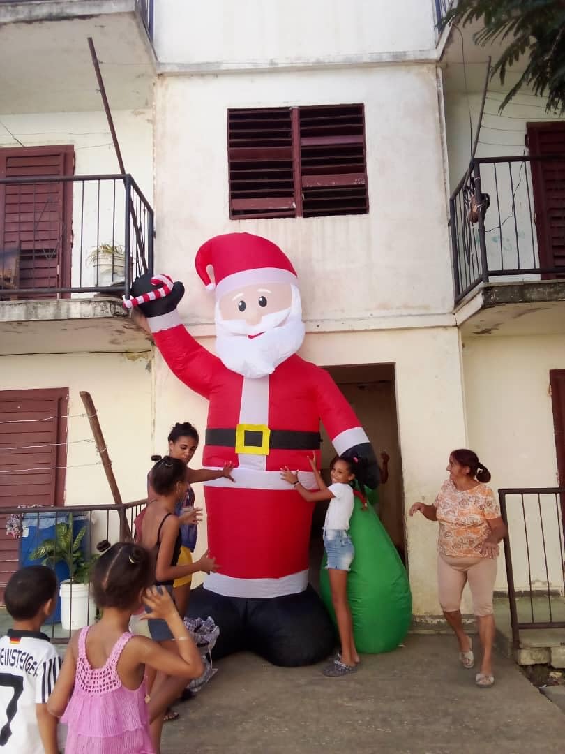 12 Ft by 7.6 Ft Giant Christmas Inflatables Decorations Outdoor Santa Claus with Gift Bag with LED Light for Christmas Blow Up Yard Decor for Lawn Garden Party Holiday Xmas Decorations Cute Fun customer photo 1