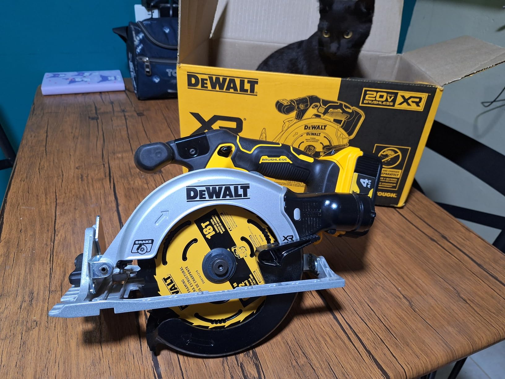 DEWALT 20V MAX* 6-1/2 in. Brushless Cordless Circular Saw, Tool Only (DCS565B) customer photo 1