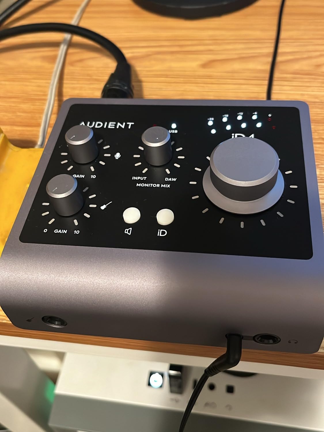 Audient Audio Interface iD4 MKII, Class A Console Microphone Preamp (High Speed USB-C, Monitor Mix and Monitor Panning Function, 2 Headphone Outputs, Mac/PC/iOS Compatible), Black customer photo 1