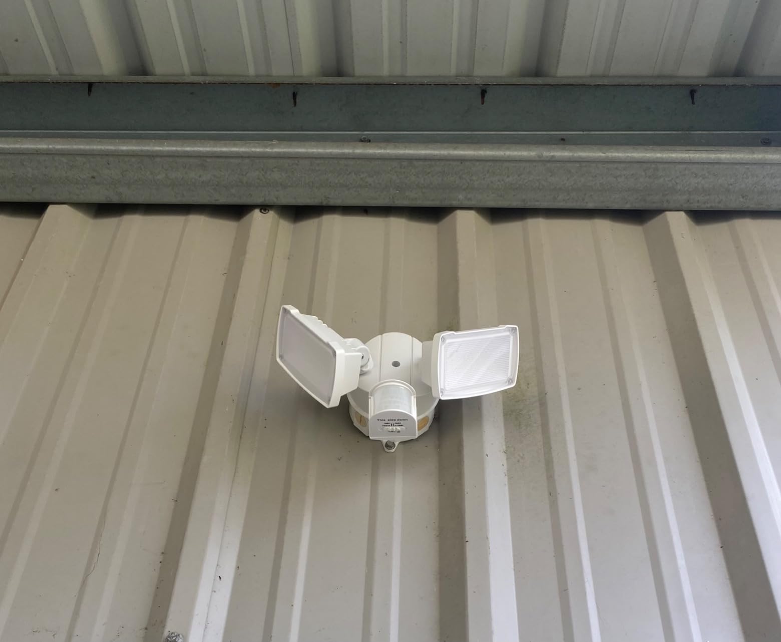 UME 19W LED Flood Light Motion Sensor Outdoor, 2 Adjustable Head, 2000LM, 5000K, IP65 Waterproof, Dusk to Dawn Security Light with Photocell for Exterior,Outside,Garage,House(Black) customer photo 1