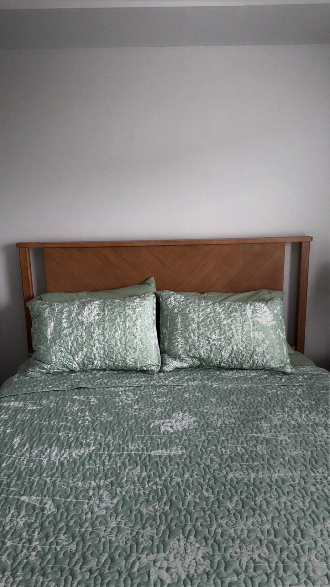 Bme Vivian 14 Inch Deluxe Bed Frame with Headboard, Rustic & Scandinavian Style with Solid Acacia Wood, No Box Spring Needed, 12 Strong Wood Slat Support, Easy Assembly, King, Rustic Golden Brown customer photo 1