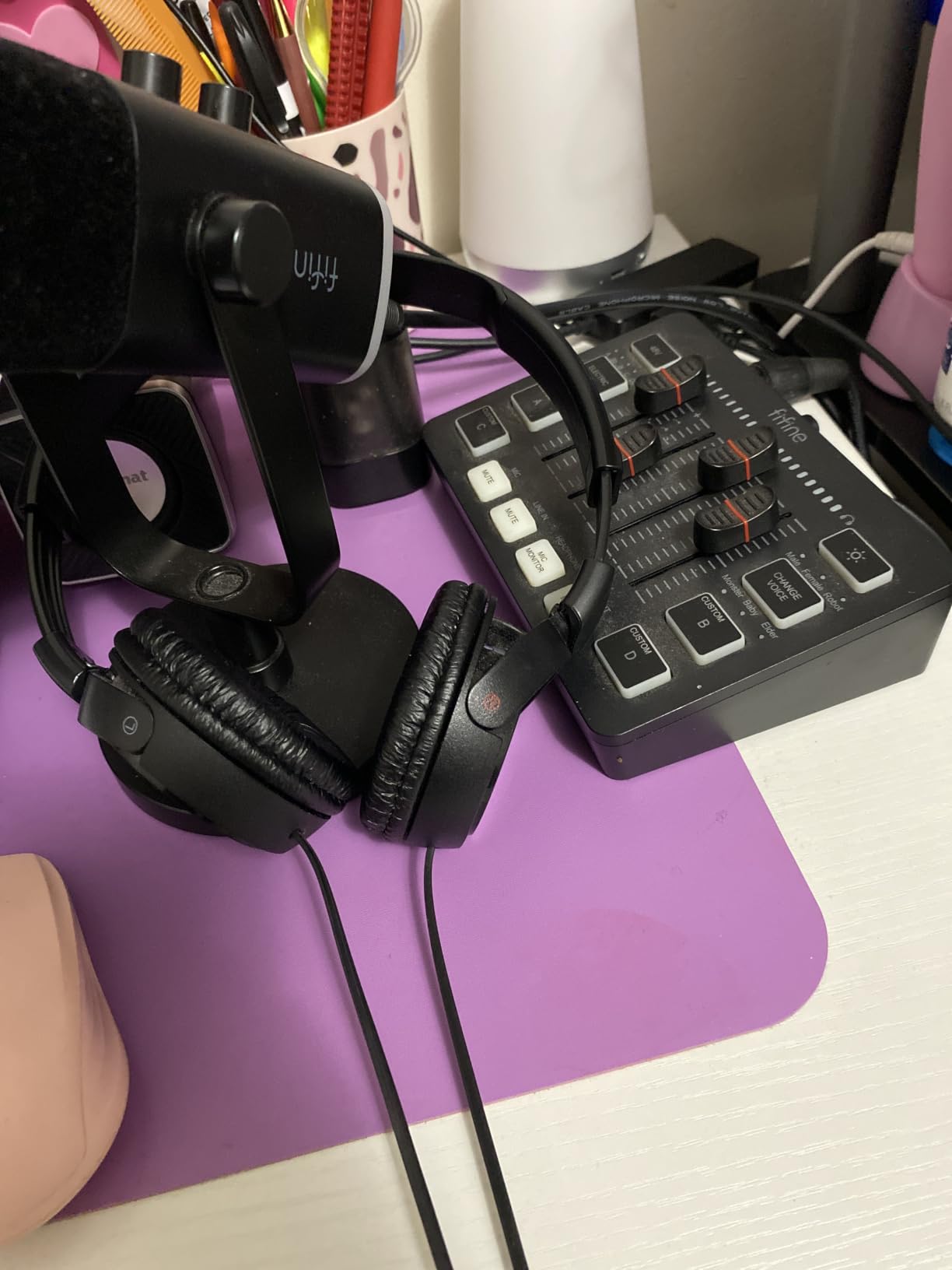 FIFINE AmpliGame AM8 USB/XLR Dynamic Microphone for Gaming Streaming, Podcast Mic with RGB Light, Mute Button, Headphones Jack customer photo 1
