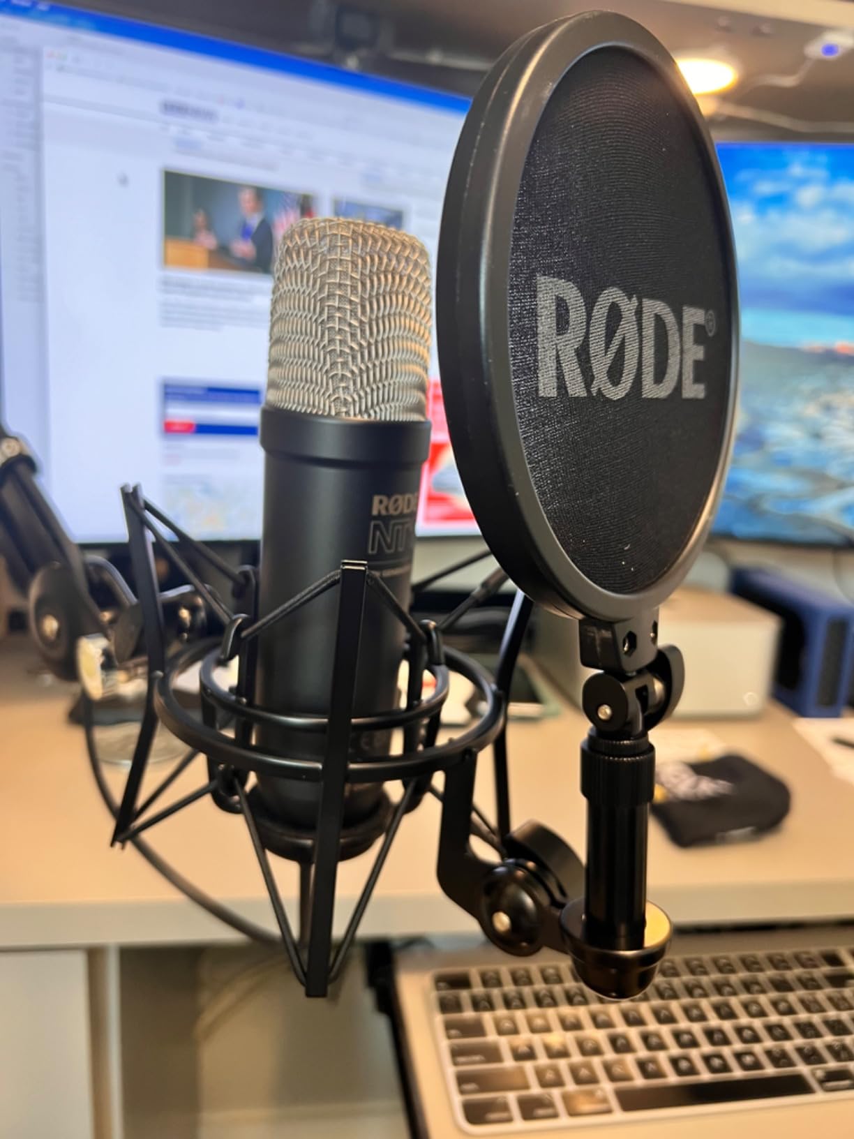 RØDE NT1 5th Gen Studio Condenser Microphone, XLR + USB-C, Silver | XLR and USB Outputs, Shock Mount and Pop Filter Included, Music Production, Vocal Recording, Podcasting customer photo 2
