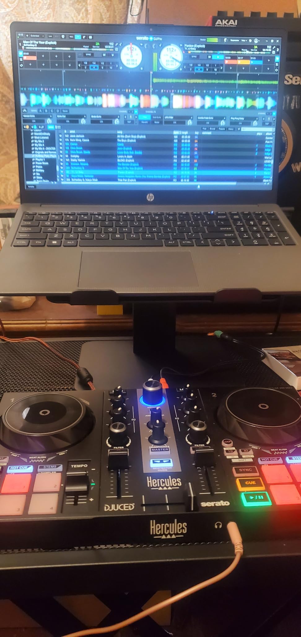 Hercules DJControl Inpulse 200 MK2 - Ideal DJ Controller for Learning to Mix - Software and Tutorials Included, Black customer photo 1