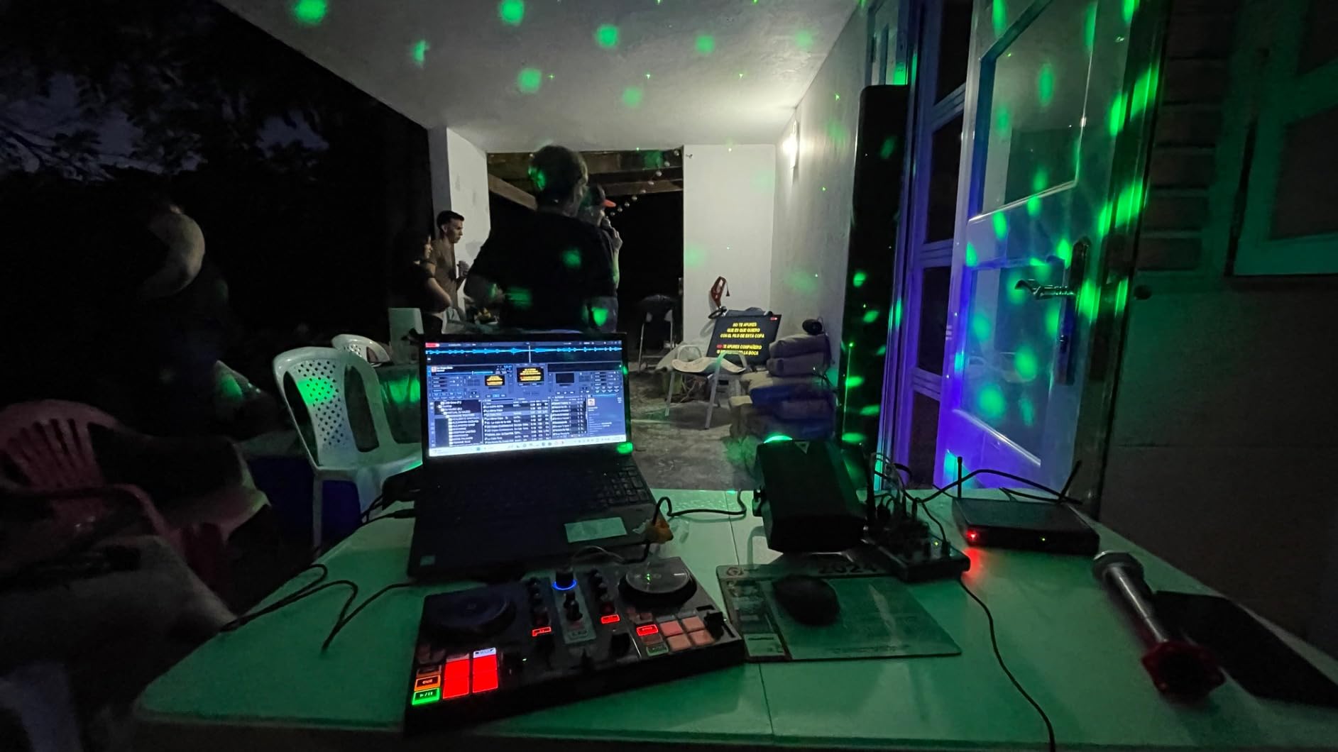 Hercules DJControl Inpulse 200 MK2 - Ideal DJ Controller for Learning to Mix - Software and Tutorials Included, Black customer photo 2