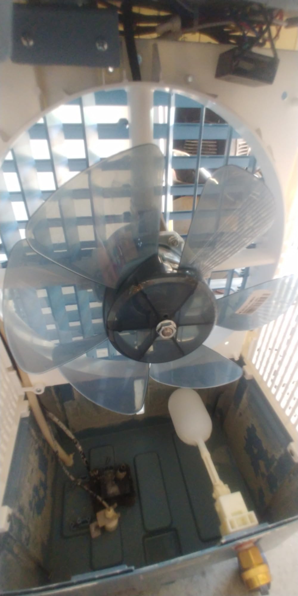 VEVOR Evaporative Air Cooler,1400 CFM 11X31 inch Air Cooler,3 Speeds Cooler Portable Air Conditioner,Energy-Saved Swamp Cooler for party,pool and patio,5 Gal Water Tank & 550 Sq.Ft… customer photo 1