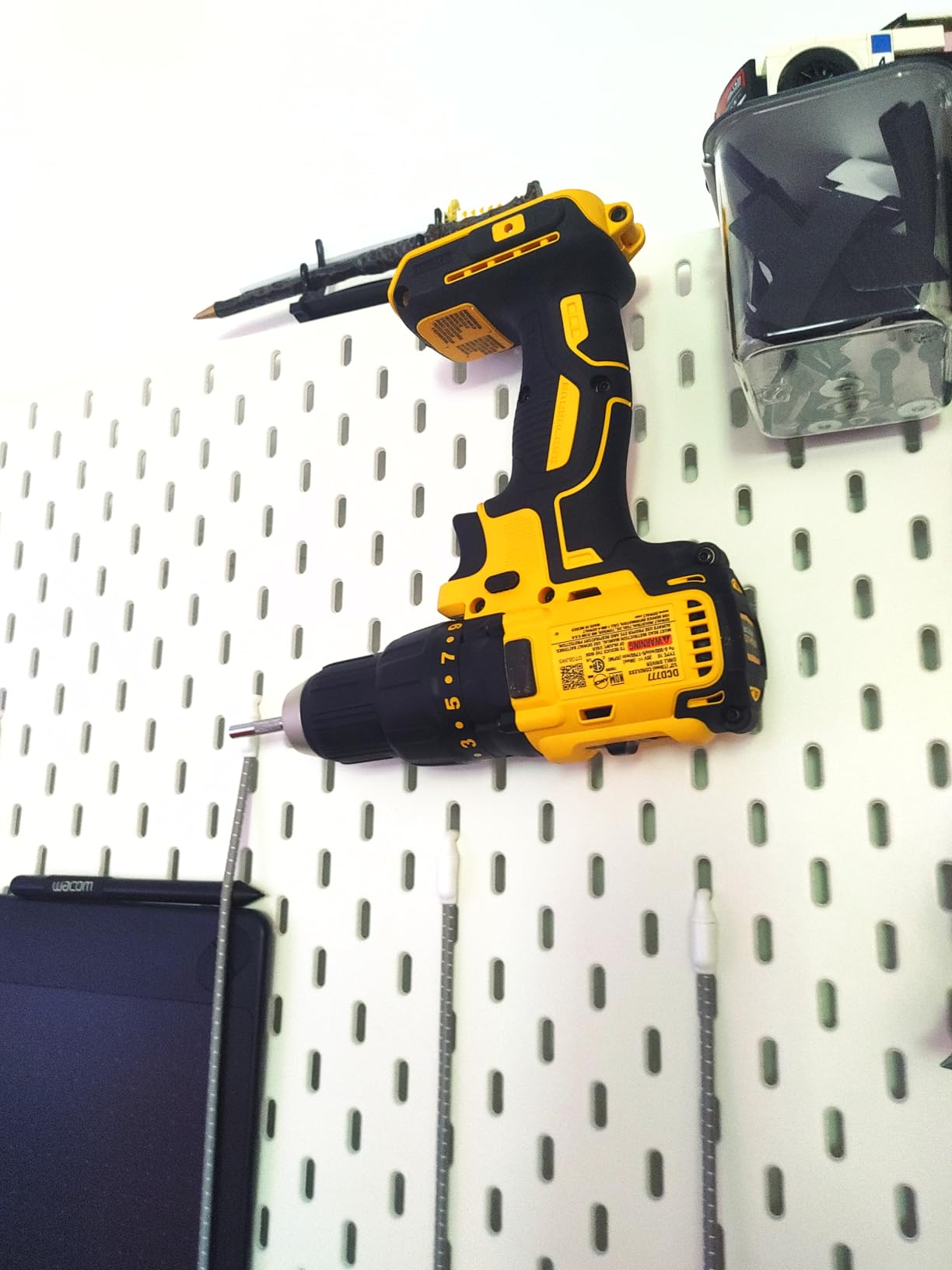 DEWALT 20V MAX Cordless Drill Driver Set, Electric Drill, Brushless 1/2 In 2 Speed, 2.0 Ah Battery and Charger Included, LED Light (DCD777D1) customer photo 2