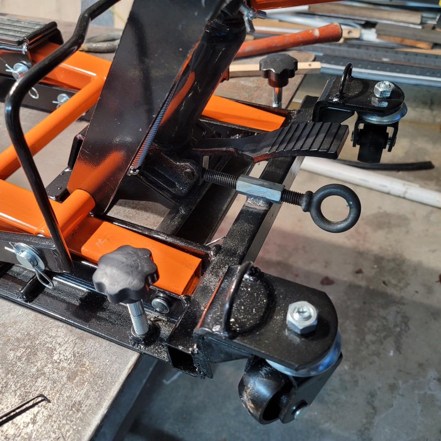 VEVOR Hydraulic Motorcycle Lift Jack 1500 LBS Capacity ATV Scissor Lift Jack Portable Motorcycle Lift Table with 4 Wheels Hydraulic Foot-Operated Hoist Stand for Motorcycle ATV UTV Powersports customer photo 1