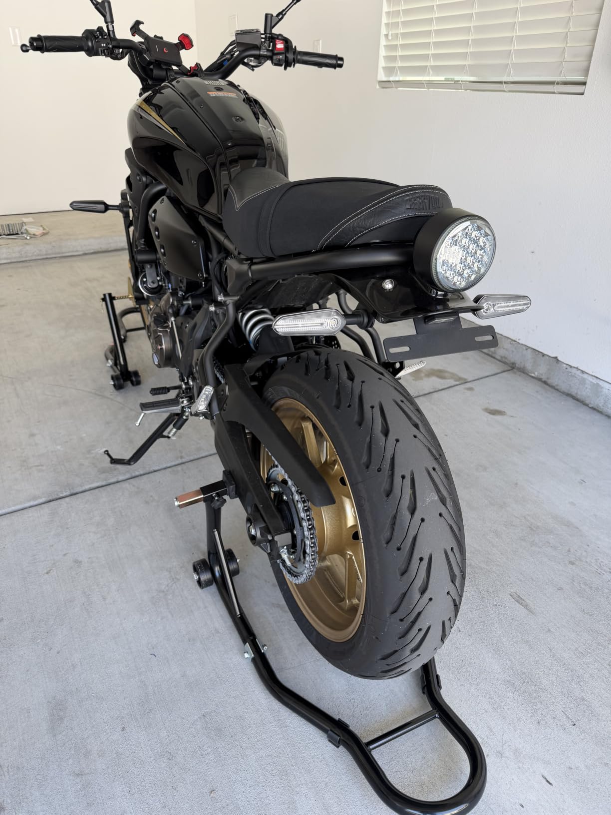 VEVOR Motorcycle Stand Lift 850lbs Front Rear Combo Stand Lift Stand Front Wheel Fork Stands Rear U+L Fork Swingarm Spool Stands Compatible with Most Yamaha Honda Kawasaki Suzuki Motorcycles Black customer photo 1