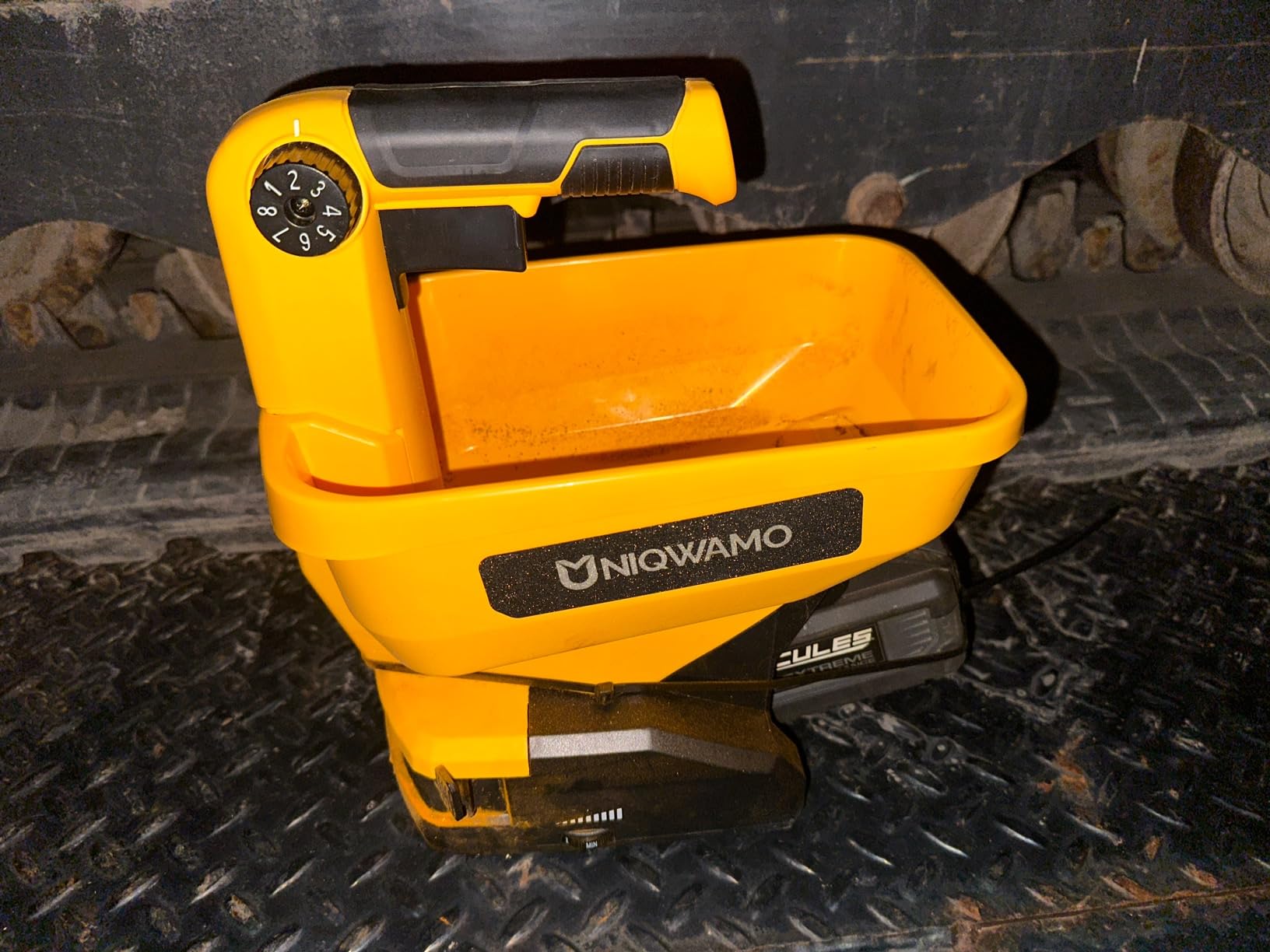 Uniqwamo Handheld Grass Seed Spreader Compatible for Milwaukee 18V Battery customer photo 2