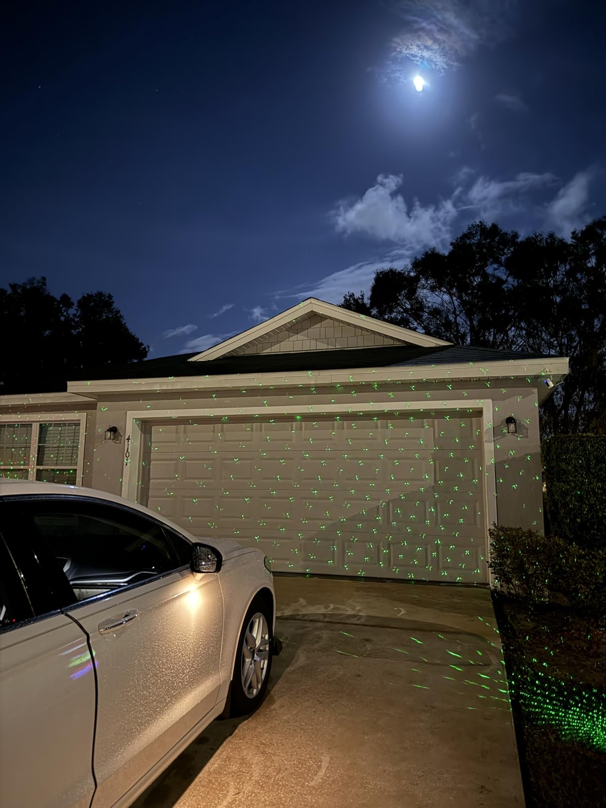 SUNFUCAN Laser Christmas Projector Lights Outdoor, Outdoor Garden Laser Light, Landscape Lights with Red and Green Stars, IP65 Waterproof,Cold Resistant. Suitable for Holiday, Party, Garden Decoration customer photo 1