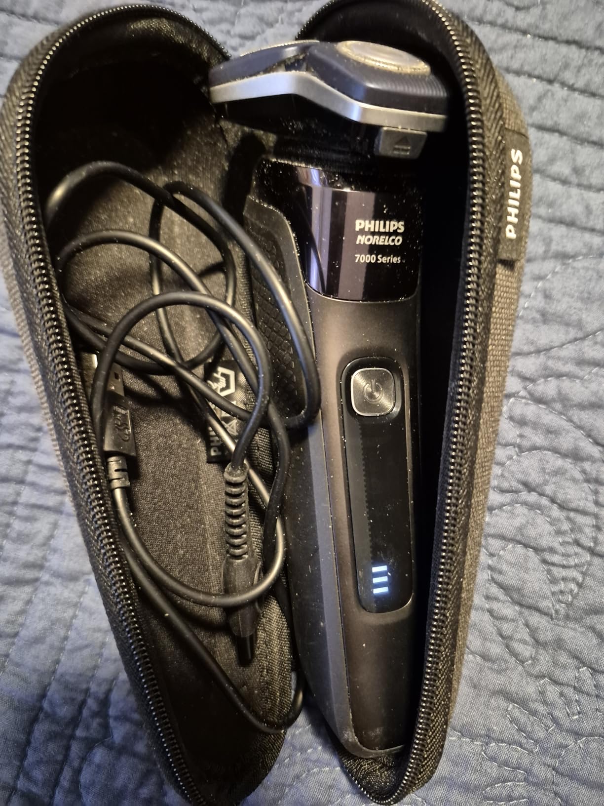 Philips Norelco 3900 Electric Shaver, Storm Blue | 27 Self Sharpening ComfortCut Blades, 5D Pivot & Flex Heads, Wet or Dry Use, Includes Travel Pouch & Charging Stand customer photo 1