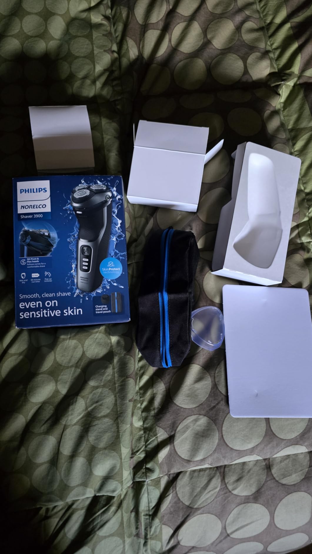 Philips Norelco 3900 Electric Shaver, Storm Blue | 27 Self Sharpening ComfortCut Blades, 5D Pivot & Flex Heads, Wet or Dry Use, Includes Travel Pouch & Charging Stand customer photo 2