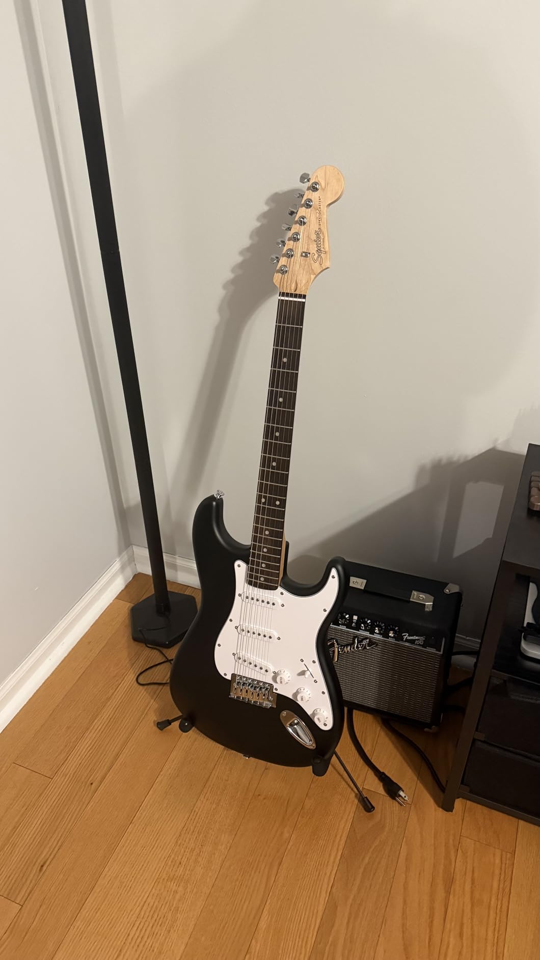 Fender Squier Debut Series Stratocaster Electric Guitar Kit, Beginner Guitar Kit, with 2-Year Warranty, with Padded Gig Bag, Frontman 10G Amp, Strap, and More, Includes Free Lessons, Black customer photo 2