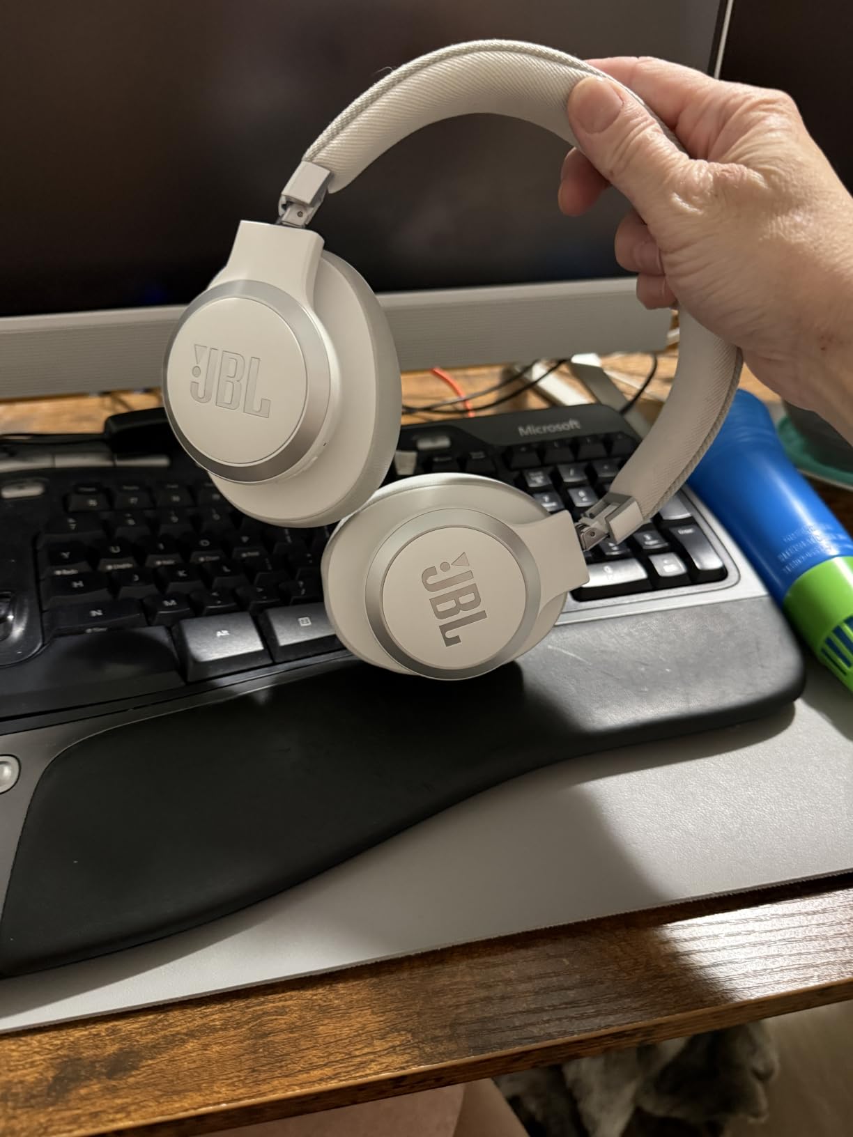 JBL Live 770NC - Wireless Over-Ear Headphones with True Adaptive Noise Cancelling with Smart Ambient, Up to 65 Hours of Battery Life, Comfort-fit Fabric Headband & Carrying Pouch (Sandstone) customer photo 2