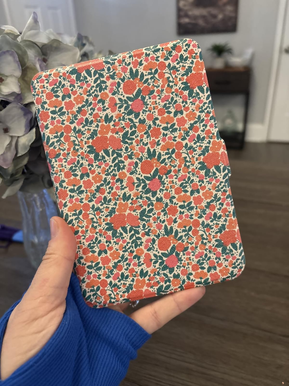 Kobo Clara Colour | eReader | 6” Glare-Free Colour E Ink Display | Dark Mode Option | Waterproof | Audiobooks | 16GB of Storage | Black customer photo 1