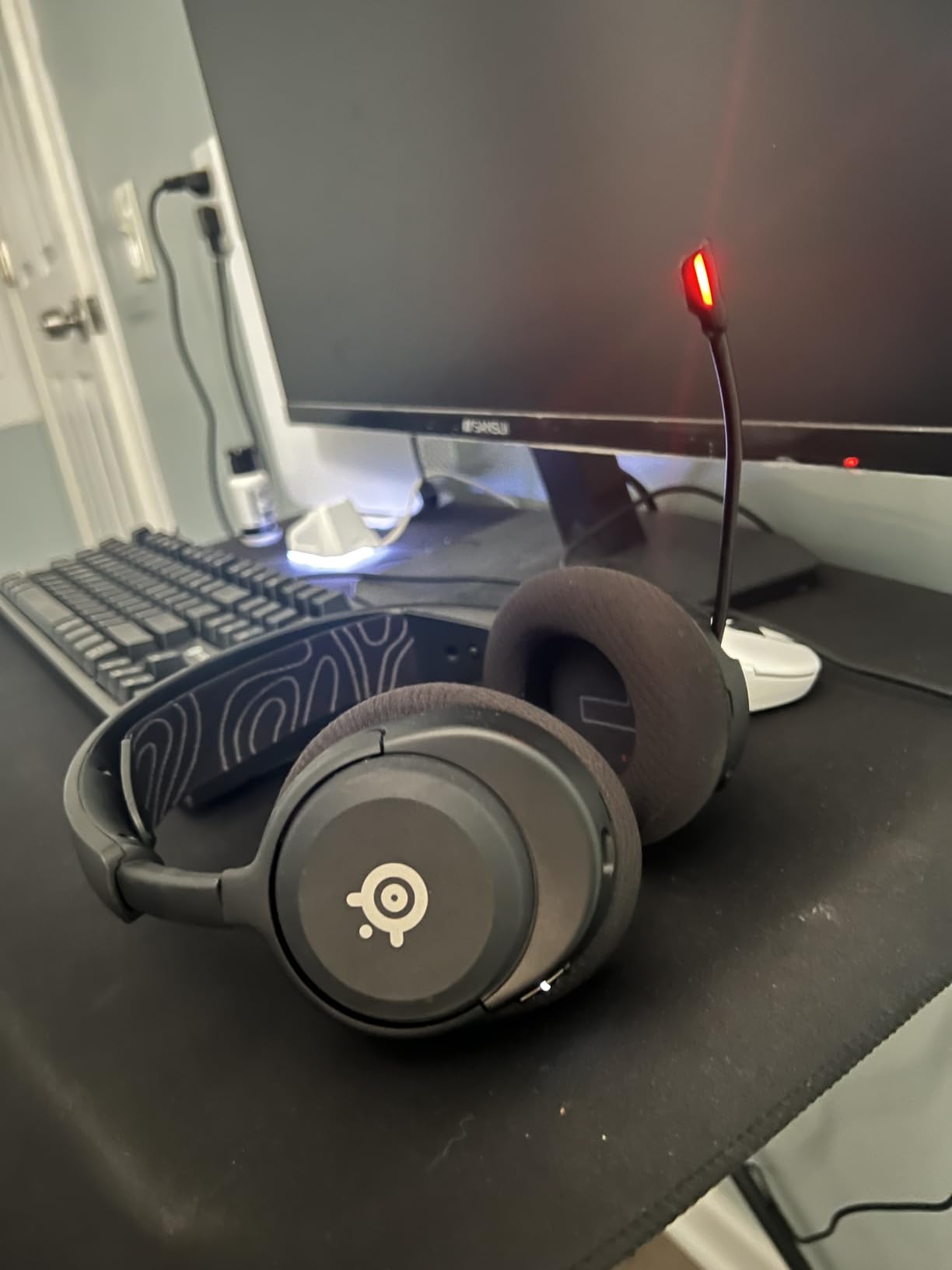 SteelSeries Arctis Nova 5 Wireless Multi-System Gaming Headset - Neodymium Magnetic Drivers - 100+ Audio Presets - 60 HR Battery - 2.4GHz or BT - ClearCast Gen2.X Mic - PC, PS5, PS4, Switch, Mobile customer photo 2