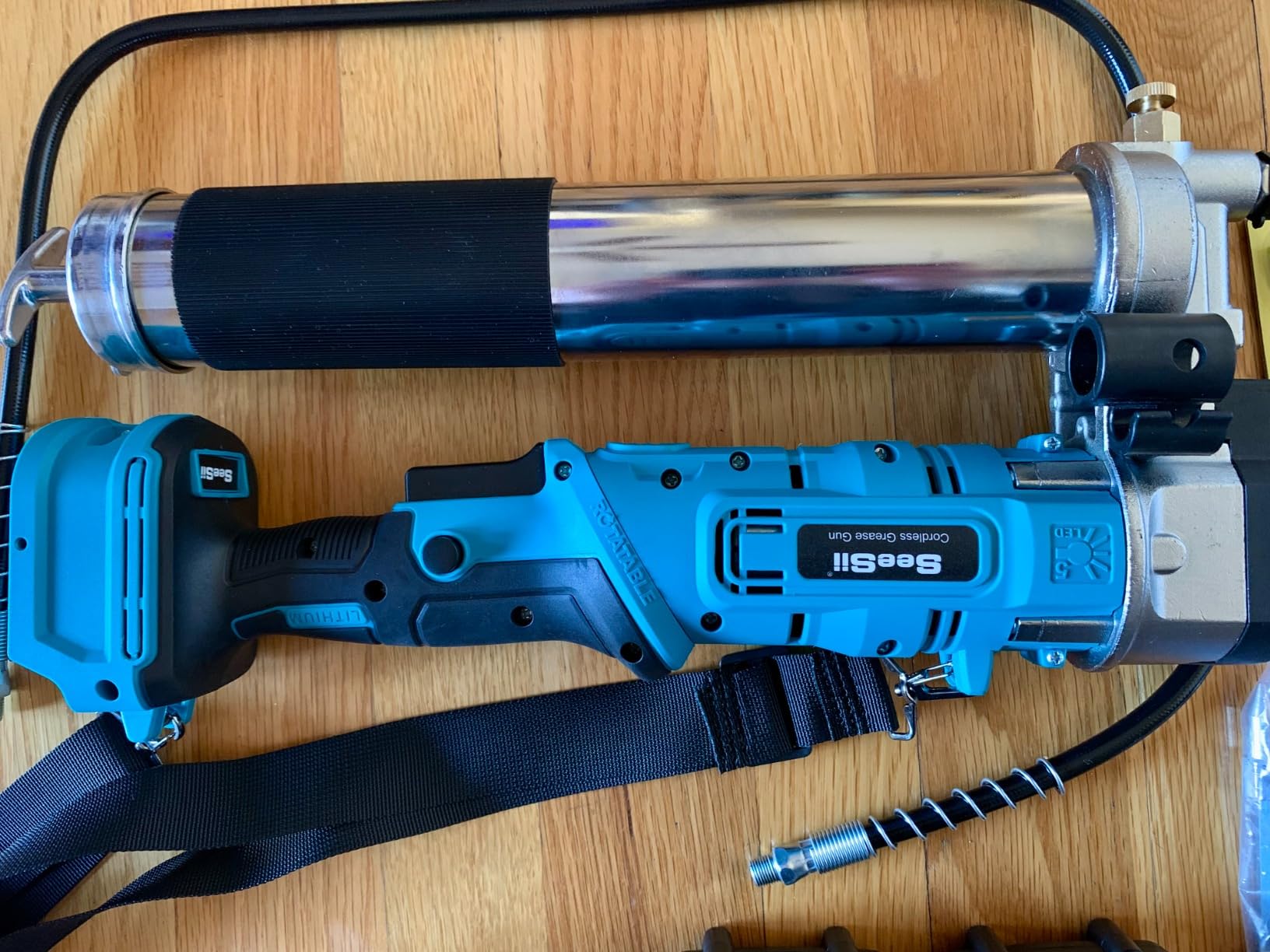 Seesii 2-in-1 Electric Grease Gun, 12000 PSI, with 2 Batteries and 48” Hose customer photo 2