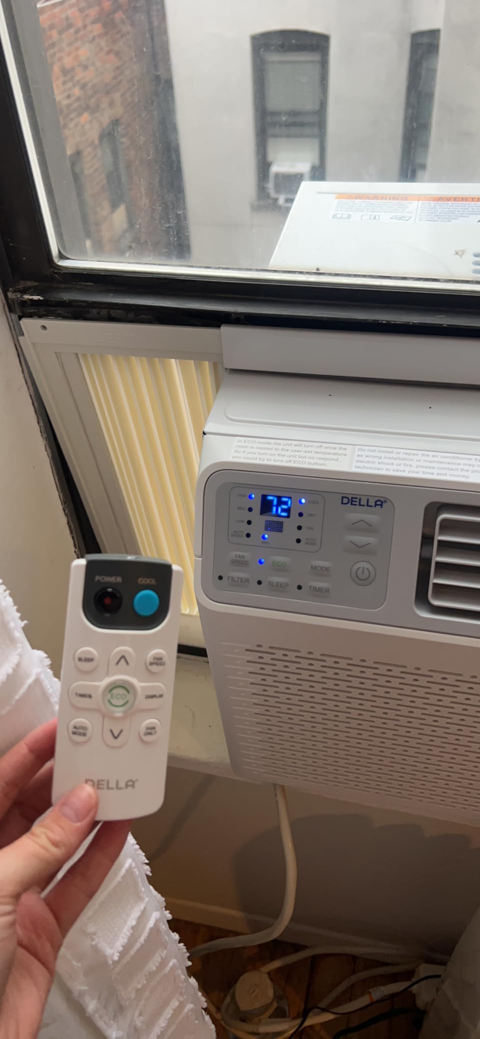 DELLA 12000 BTU Smart Window Air Conditioner, Works with Alexa and WiFi, Cools Up to 550 Sq. Ft, GEO Location, Energy Saving AC Unit with Smart Controls, Remote, Dehumidifier, Reusable Filter customer photo 1