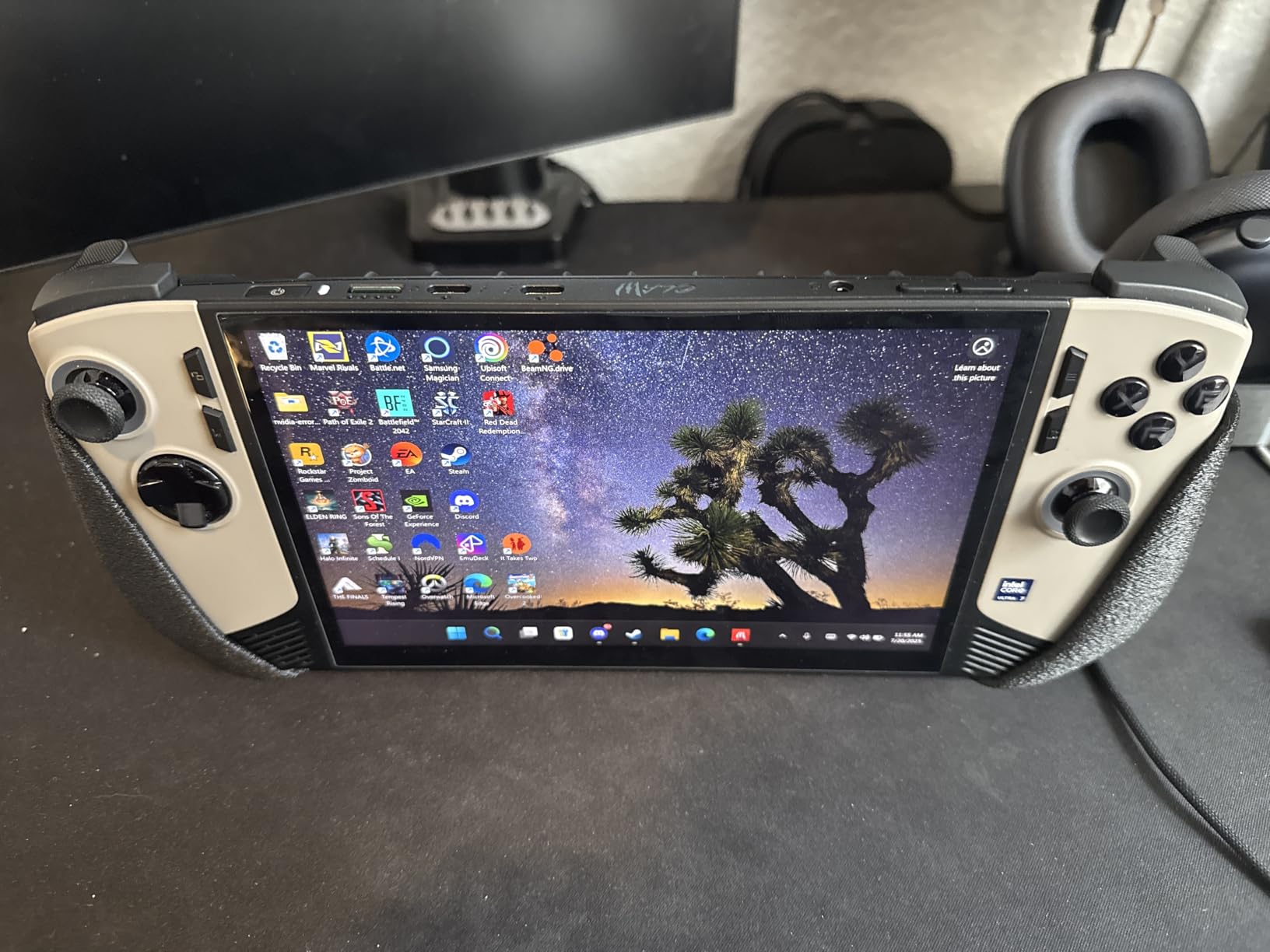 MSI Claw 8 AI+ PC Gaming Handheld: Intel Ultra 7-258V, 8