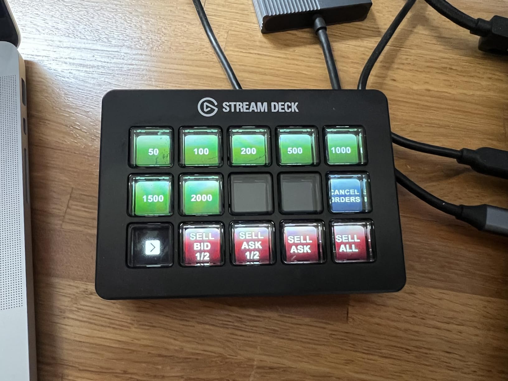 Elgato Stream Deck Scissor Keys Workflow Controller | Tactile, responsive macro keys, Monitor CPU, GPU, ping, FPS, LED-lit icons, Regular plugin updates, Windows and macOS customer photo 2