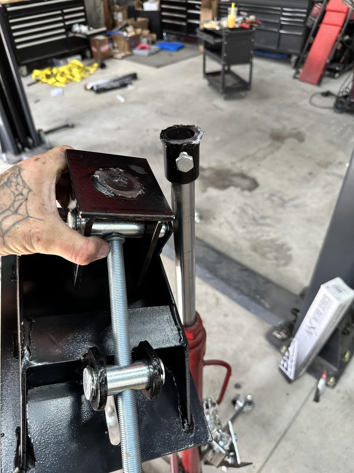 0.75 Ton (1660 lbs) Hydraulic Telescoping Transmission Jack with 360° Swivel Wheels, Foldable Foot Pedal, Adjustable Garage/Shop Lift Hoist for Auto Repair & Vehicle Maintenance customer photo 1