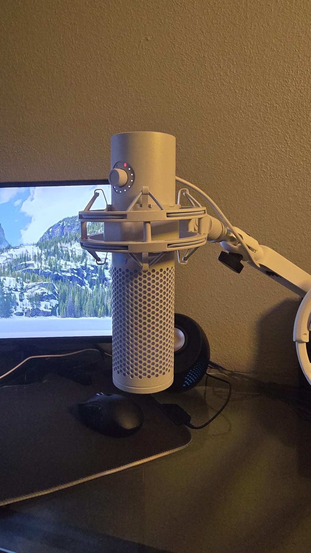 HyperX Quadcast 2 Frost - USB Microphone for Gaming, Streaming and Podcasting, with On-Board Controls, LED Lighting, Removable Shock Mount customer photo 2