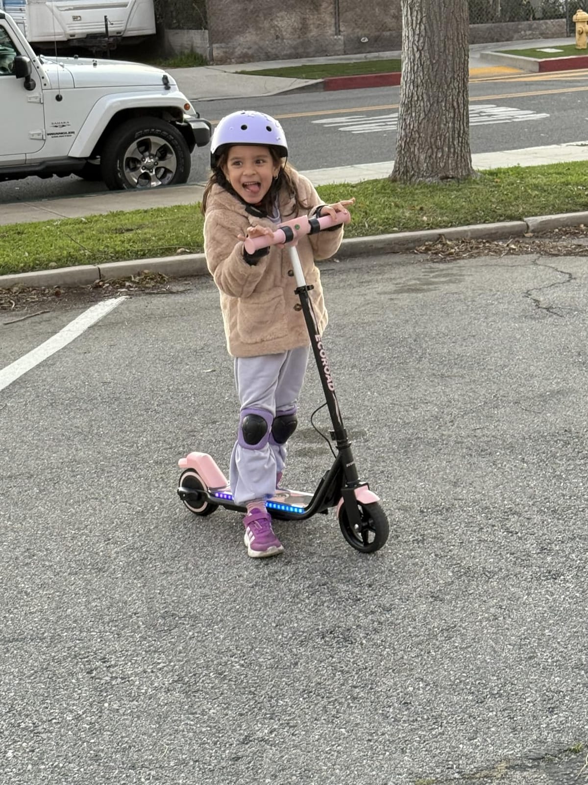 ECOROAD EK6 Kids Electric Scooter for 6-12, 3/6/10mph Speeds for Ultimate Comfort & Adjustable Height, 150W & Dual Brake Safety Electric Scooter, for Outdoor Play, Park Rides (Rider:3.9-5.2 FT) customer photo 2