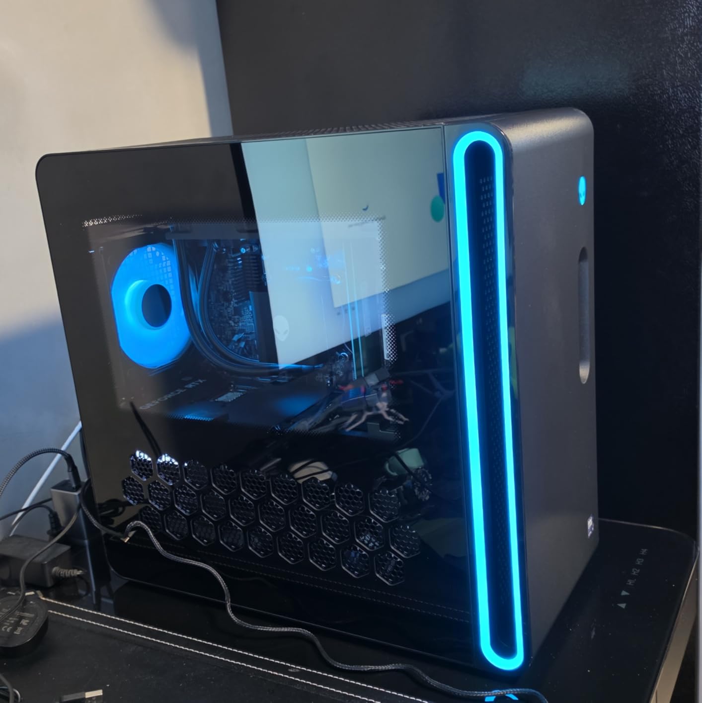 Alienware Aurora Gaming Desktop, RTX 5080, Intel Core Ultra 9 285 | 1TB SSD, 32GB DDR5 RAM, 2.5Gb Ethernet, Wi-Fi 7, Windows 11 Home, Wired Keyboard, ACT1250 customer photo 2