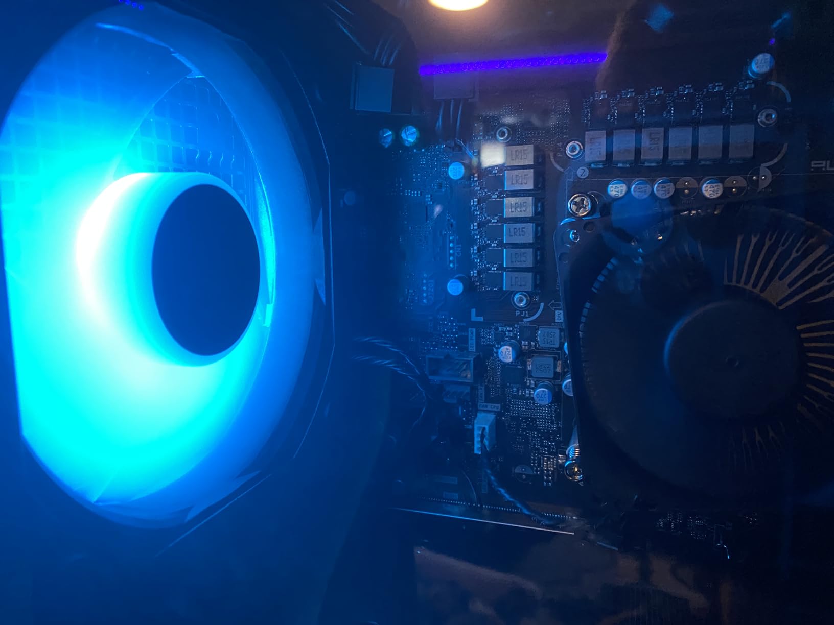 Alienware Gaming Desktop, RTX 5060 Ti, Intel Ultra7 265F, Windows 11 Home | 1TB SSD, 16GB DDR5 RAM, Killer 2.5Gb Ethernet, Wi-Fi 7 BE200, Bluetooth, AlienFX lighting, KB216 Keyboard, ACT1250 customer photo 1