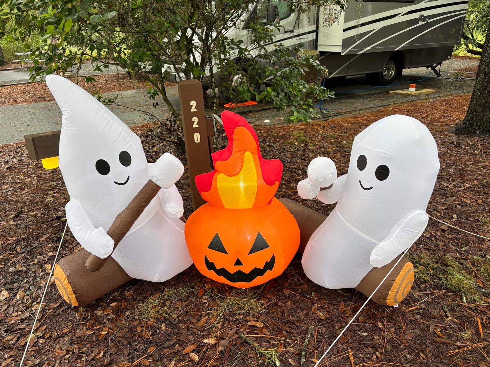 DomKom 6FT Halloween Inflatable Blow Up Decorations, Cute Ghosts Roasting Marshmallows Over Campfire, Built-in LEDs for Holiday Party, Garden, Lawn, Yard, Patio Décor customer photo 1