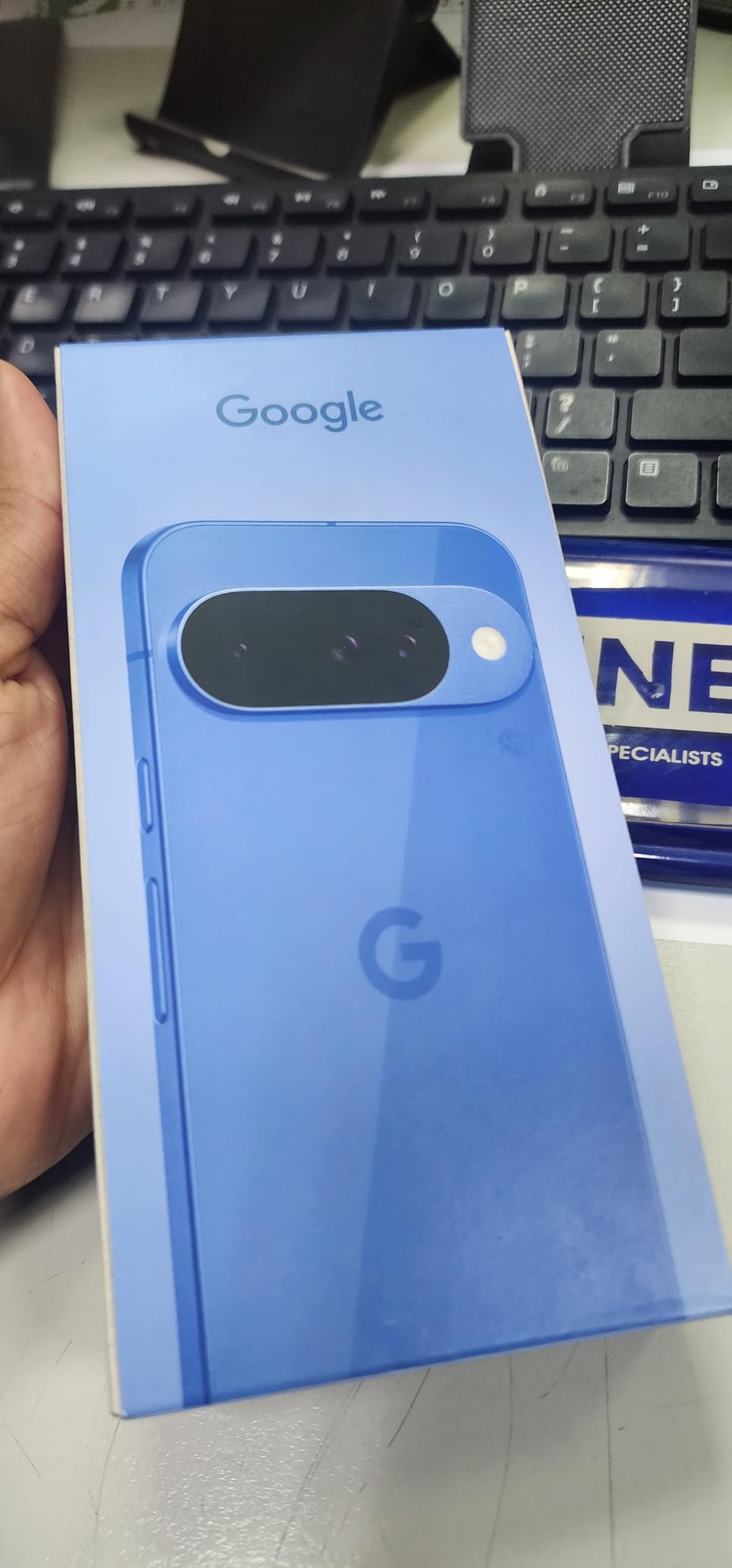 Google Pixel 10 - Unlocked Smartphone with Gemini - Indigo - 128 GB customer photo 1