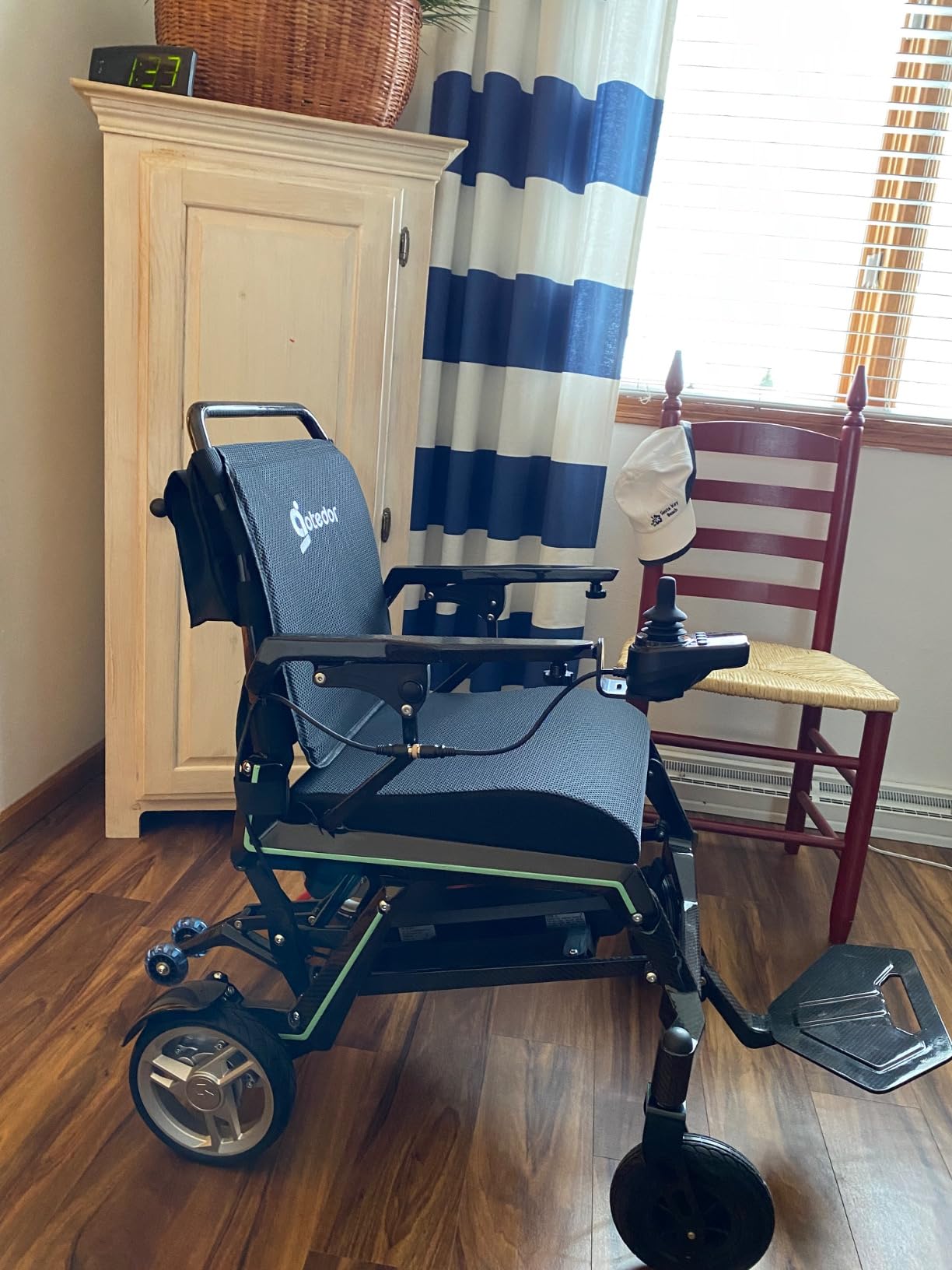 Aotedor 37lbs Lightweight Carbon Fiber Electric Wheelchairs for Adults 30 Miles Long Range Foldable Motorized Wheelchair with Dual 12Ah Batteries & Dual Motors,Intelligent Portable Airline Approved customer photo 1