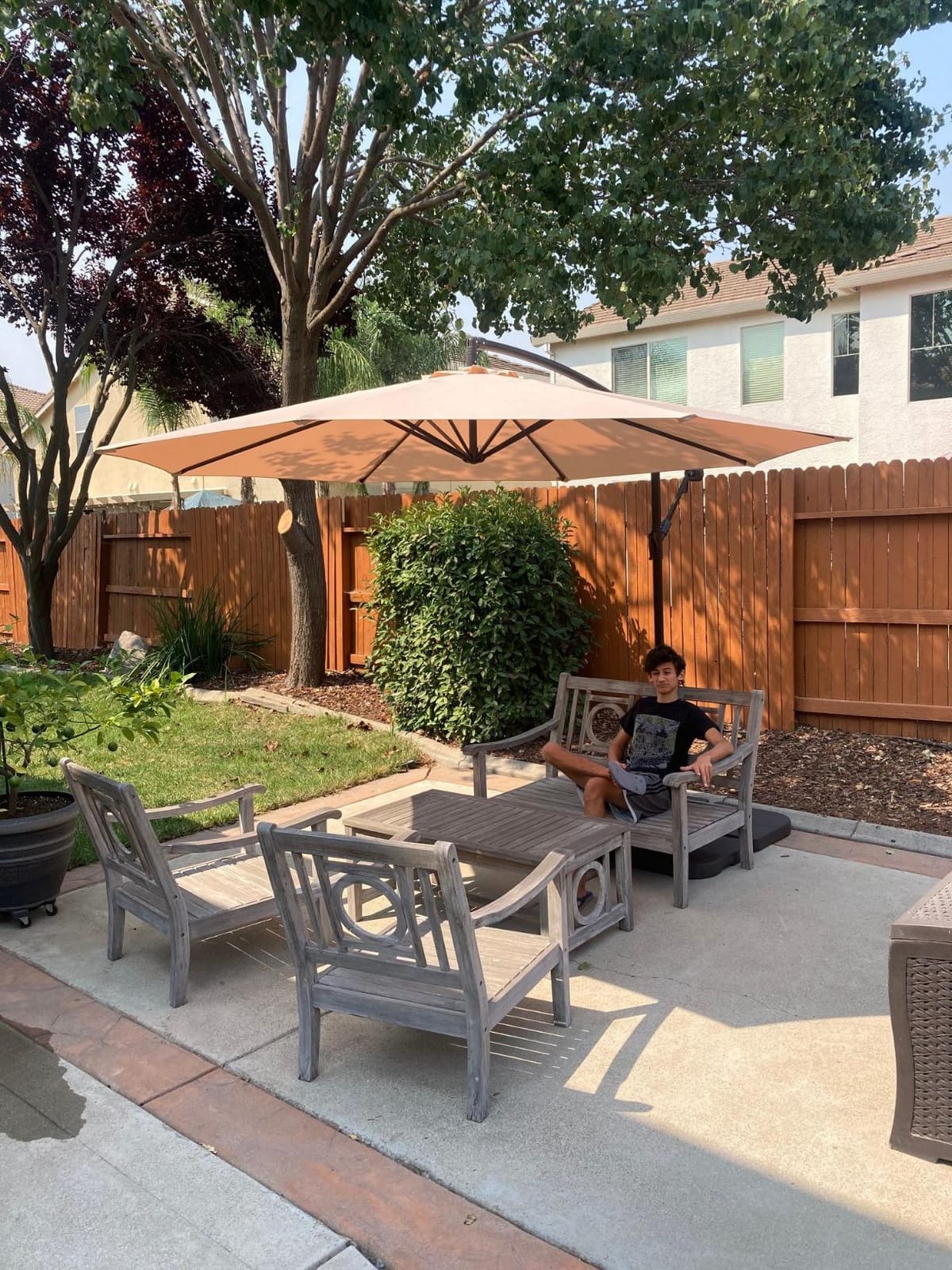 wikiwiki 10ft Solar LED Offset Patio Umbrella, Outdoor Cantilever Patio Umbrellas with Solar Lights for Backyard, Poolside and Garden, Easy Tilt Adjustment, 32 LED Lights & Polyester Shade, Dark Gray customer photo 1