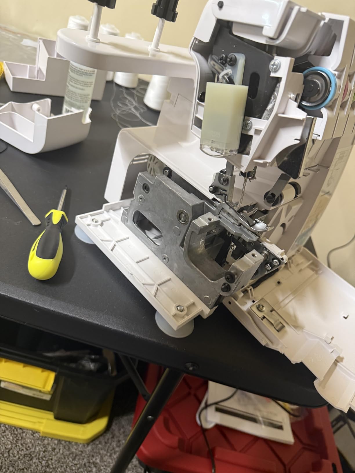 VEVOR Serger Overlock Sewing Machine 1250 SPM 2 3 4 Thread 0.7 2 Feed White customer photo 2