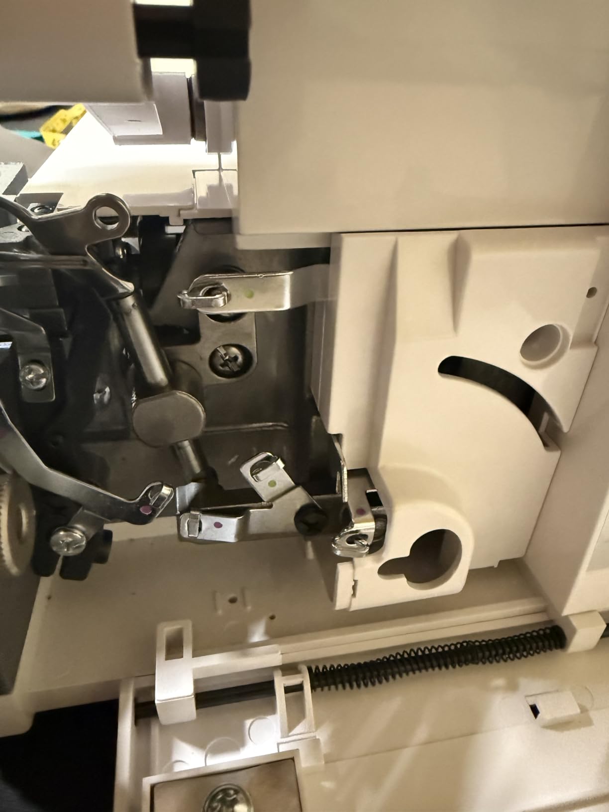 VEVOR Serger Overlock Sewing Machine, 1250 Stitches Per Minute, 3 and 4 Thread Capability, with LED Light and Strong Suction Feet, Heavy-Duty Metal Frame Sewing Machine for Various Fabrics, White customer photo 1
