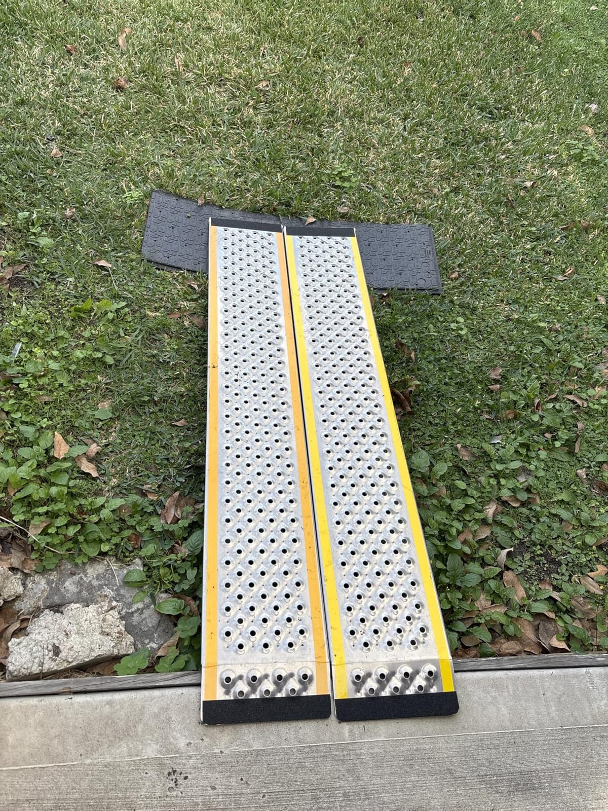 VNN Tri-fold Motorcycle Ramp for Pickup Truck, 77L x54 W Aluminum Loading Ramp customer photo 2