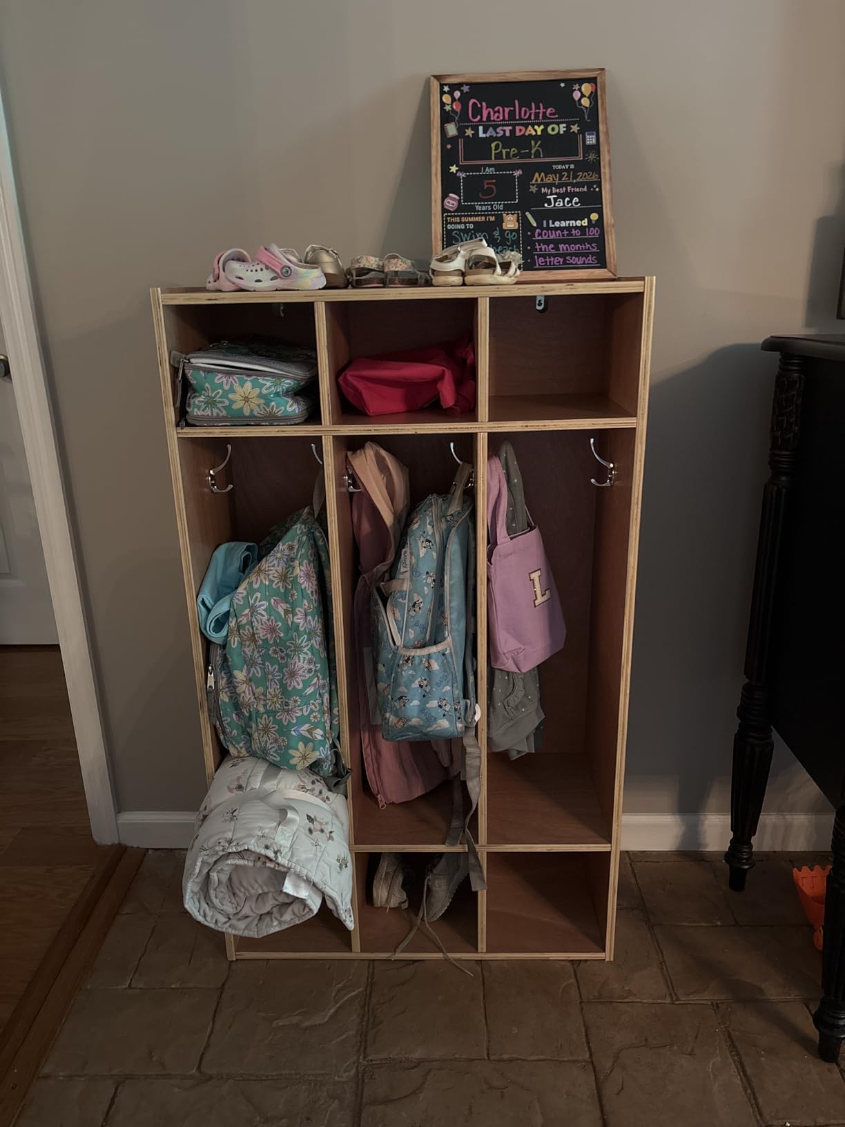 VEVOR 2-Section Coat Locker with Bench, Kids Lockers with 4 Hooks & Non-Slip Mat, Classroom Cubbies for Daycare, Home, Kindergarten- Natural customer photo 1