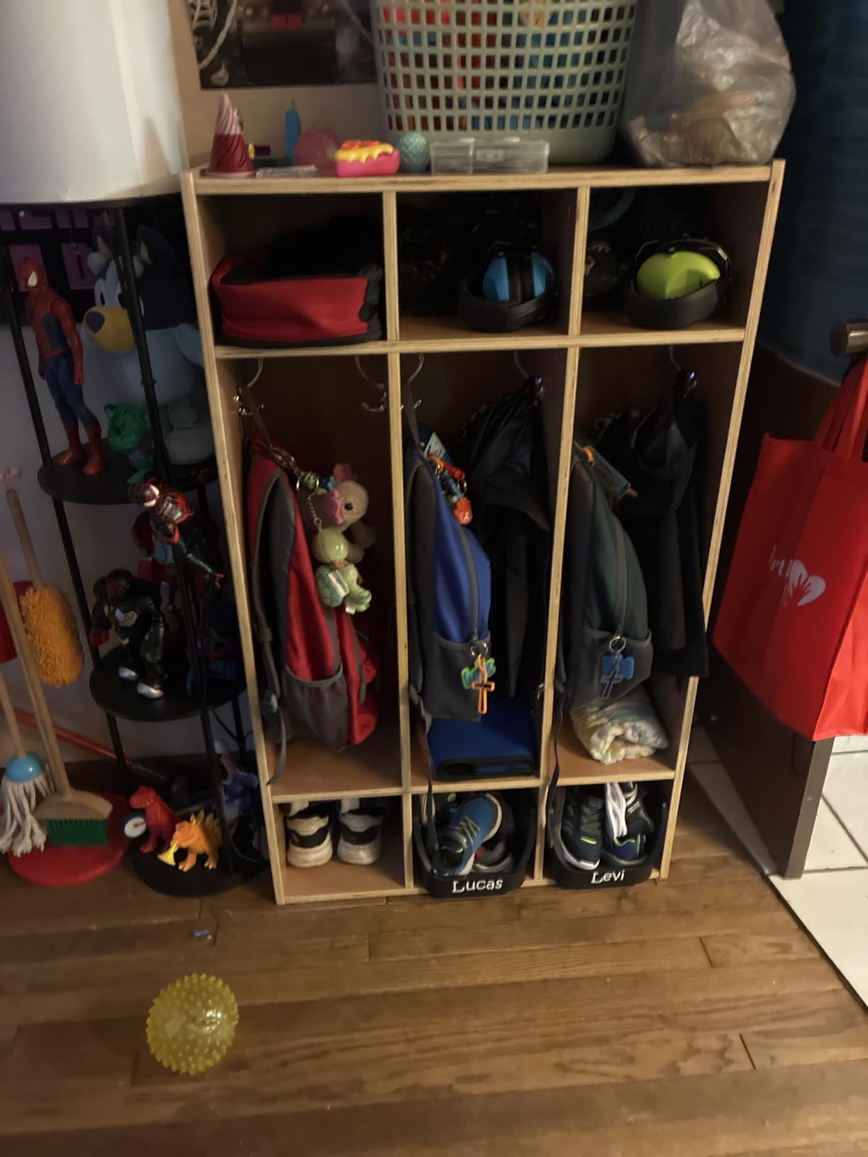 VEVOR 2-Section Coat Locker with Bench, Kids Lockers with 4 Hooks & Non-Slip Mat, Classroom Cubbies for Daycare, Home, Kindergarten- Natural customer photo 2