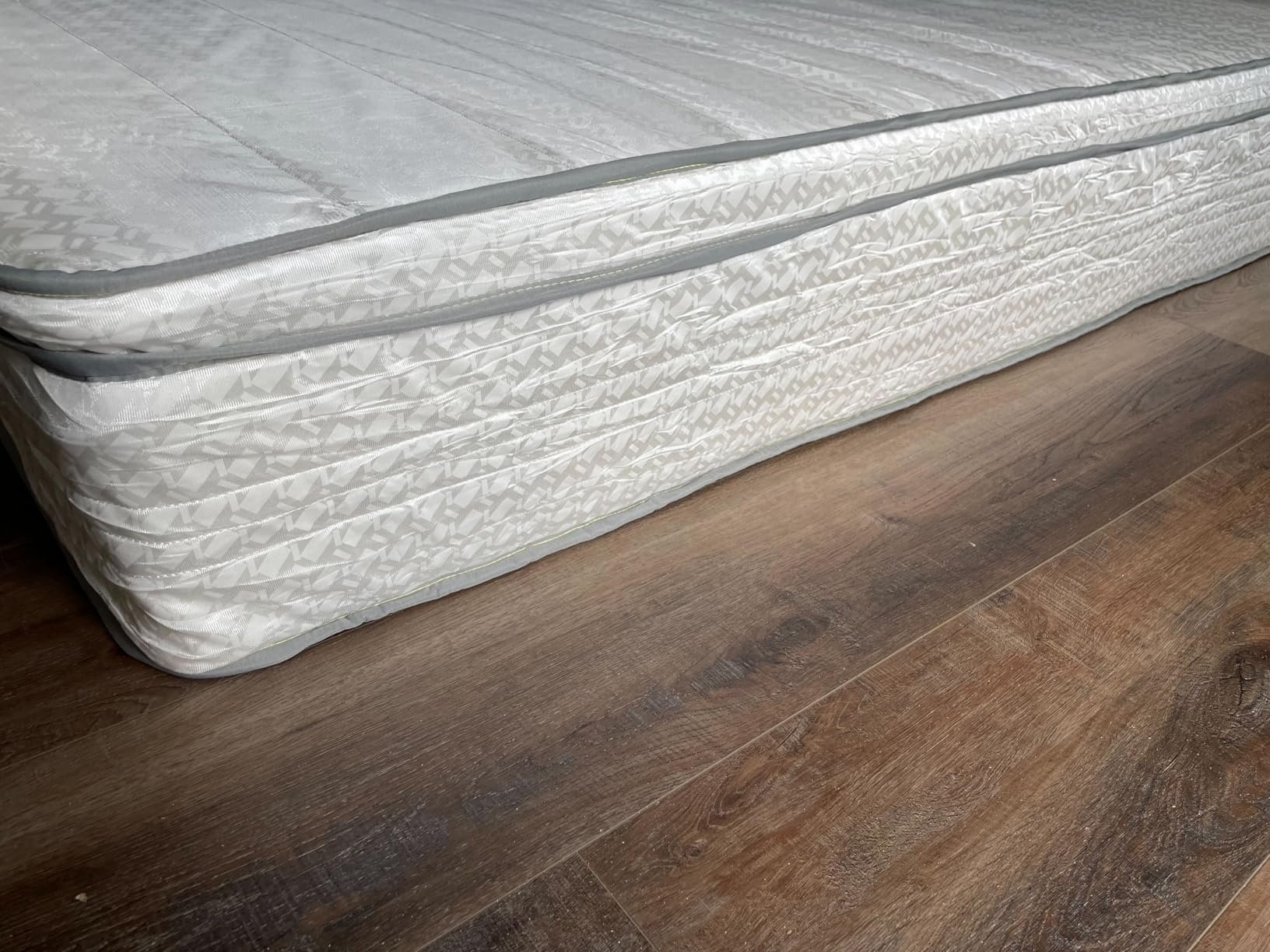 Novilla 12 Inch Queen Size Mattress, Hypoallergenic & Back Pain Relief, Hybrid Queen Mattresses in a Box with Smarts Coils, Fiberglass Free CertiPUR-US Certified Colchones No Box Spring Needed customer photo 2
