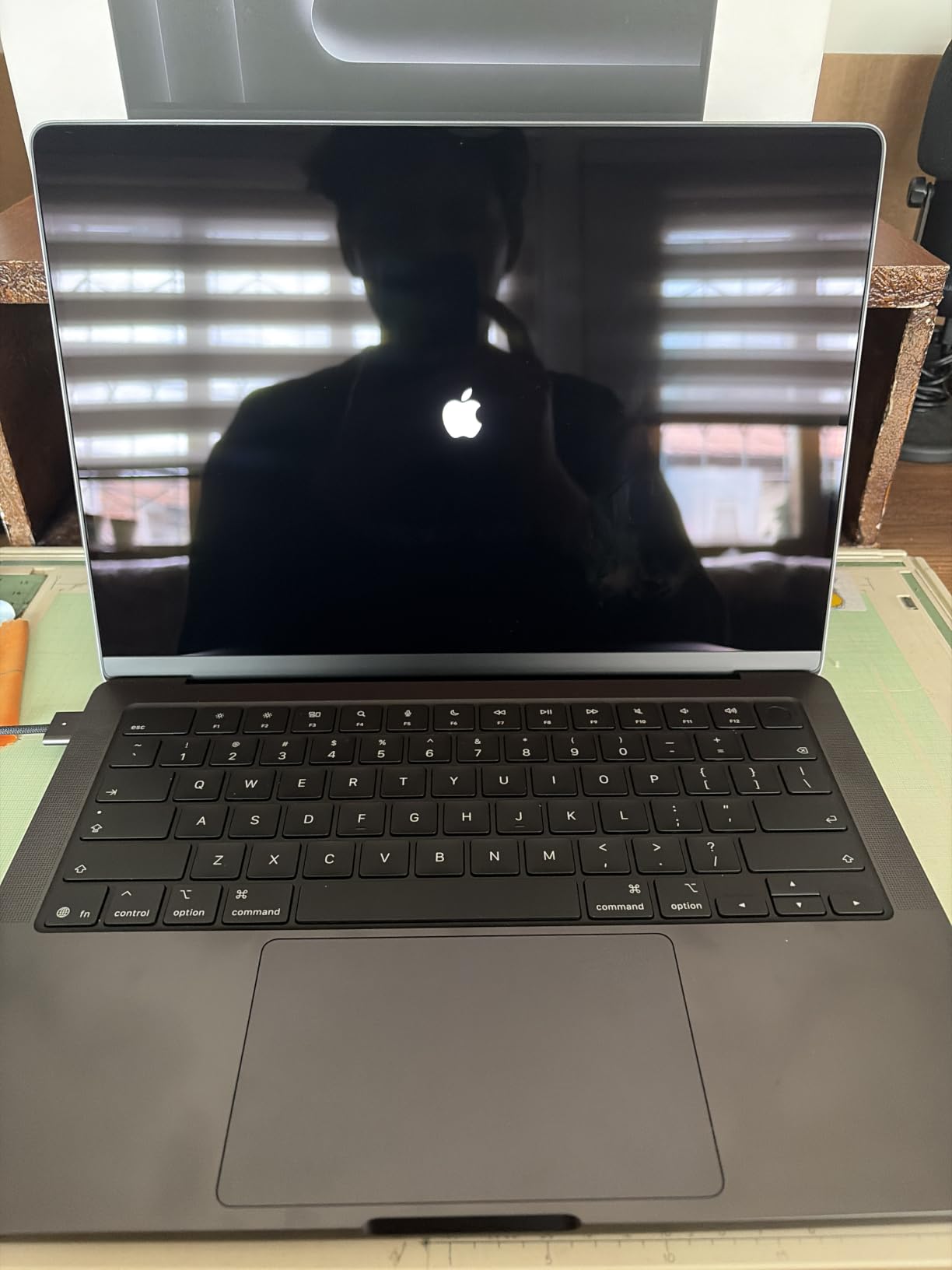 2026 MacBook Pro Laptop with Apple M5 Pro chip with 15-core CPU and 16-core GPU: Built for AI, 14.2-inch Liquid Retina XDR Display, 24GB Unified Memory, 1TB SSD, Wi-Fi 7; Space Black customer photo 2
