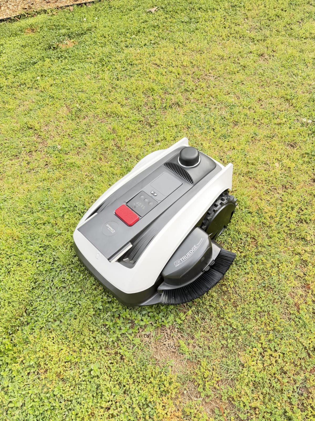 ECOVACS Goat O1000 LiDAR PRO Robot Lawn Mower, Wire-Free Robotic Lawn Mower with Dual-LiDAR Navigation, Built-in Edge Trimming, AI Obstacle Avoidance, App Control, for Lawns Up to 1/4 Acre customer photo 1