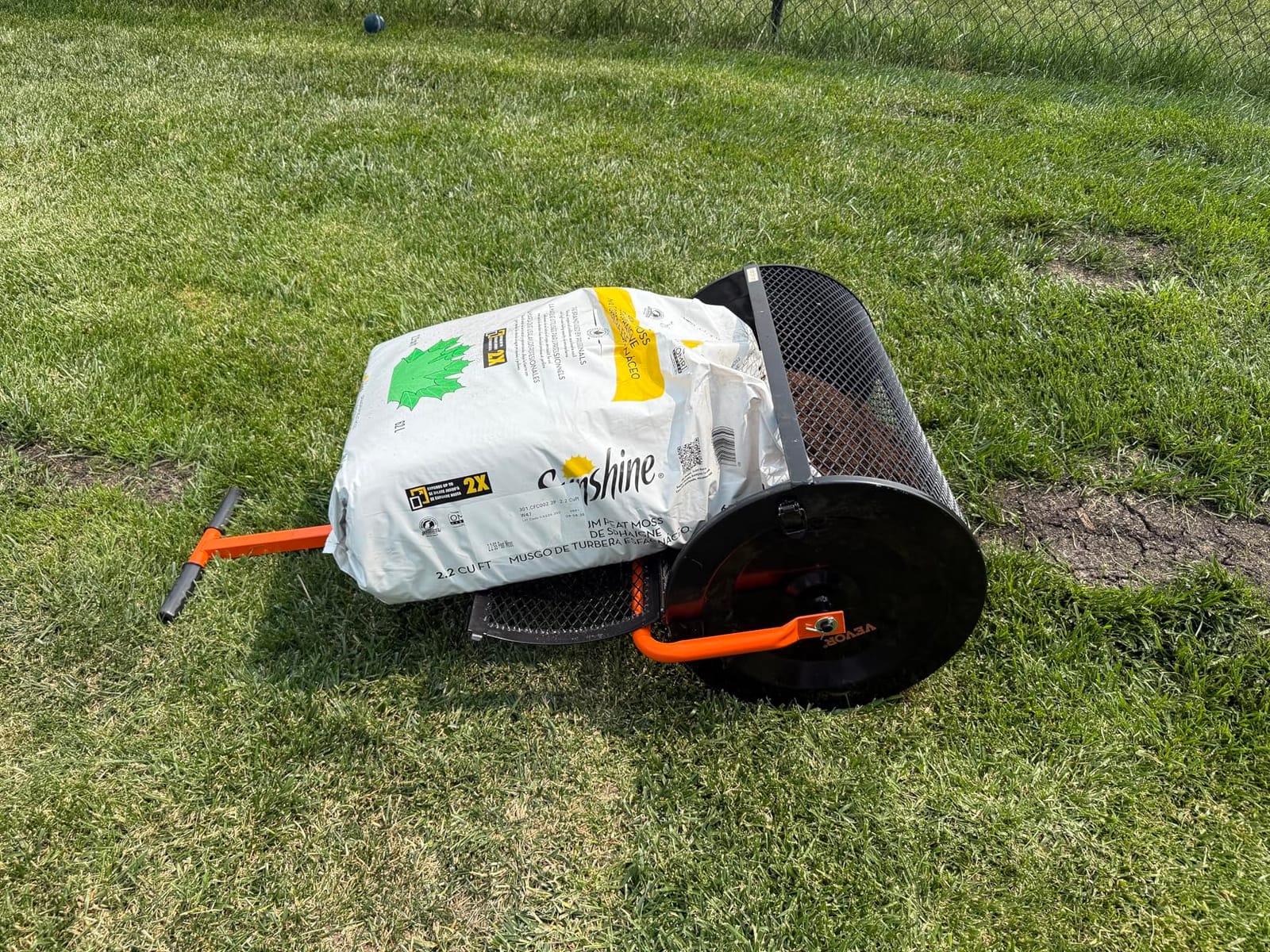 VEVOR Broadcast Spreader 50 lbs Capacity Drop Spreader with Hopper Grate | for Lawn & Garden Care, 18 in Spreading Width & 30 Adjustable Settings, 10 in All Terrain Tires for Seed, Fertilizer, Black customer photo 1