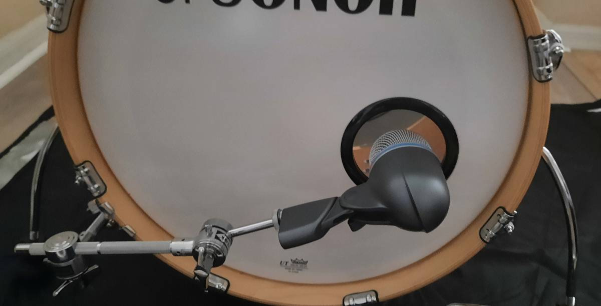 Shure BETA 52A Kick Drum Microphone - Supercardioid Dynamic Mic with High Output Neodymium Element, Locking Stand Adapter, Durabl Steel Mesh Grille and Shock Mount customer photo 1